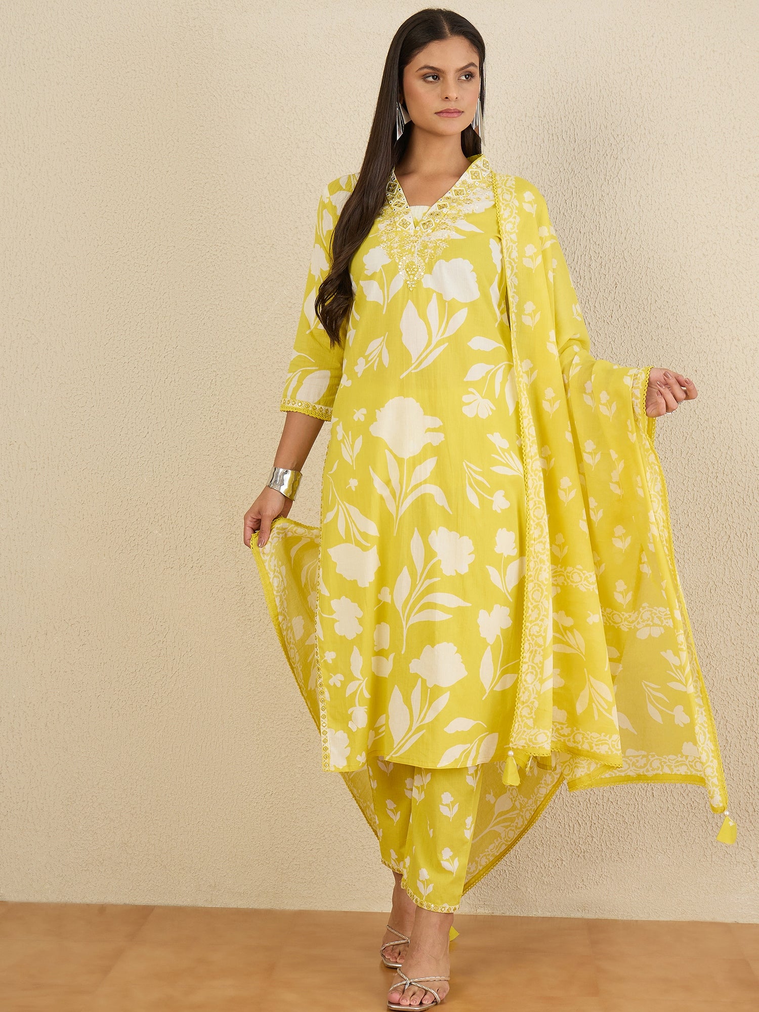 Women Floral Printed Regular Thread Work Pure Cotton Kurta with Trousers & With Dupatta