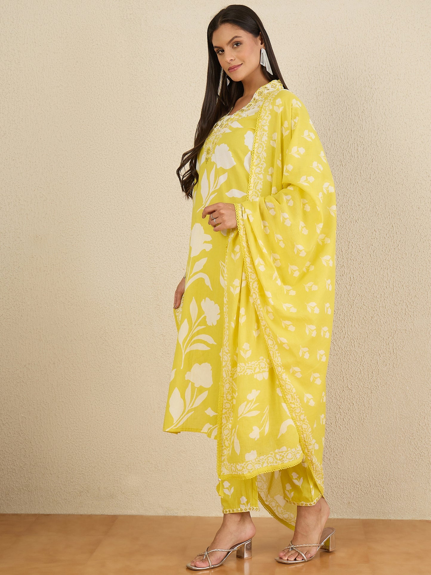 Women Floral Printed Regular Thread Work Pure Cotton Kurta with Trousers & With Dupatta