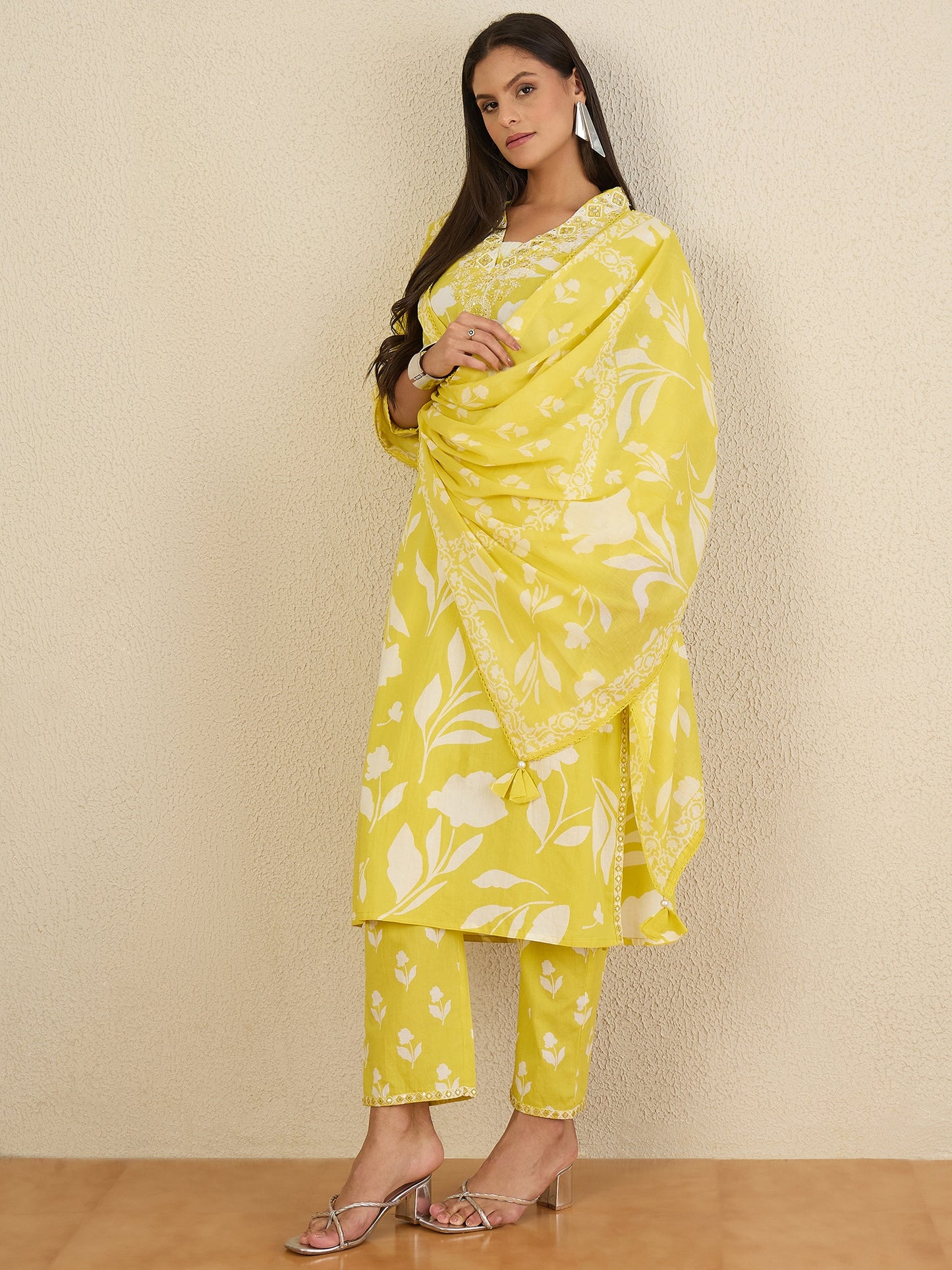 Women Floral Printed Regular Thread Work Pure Cotton Kurta with Trousers & With Dupatta