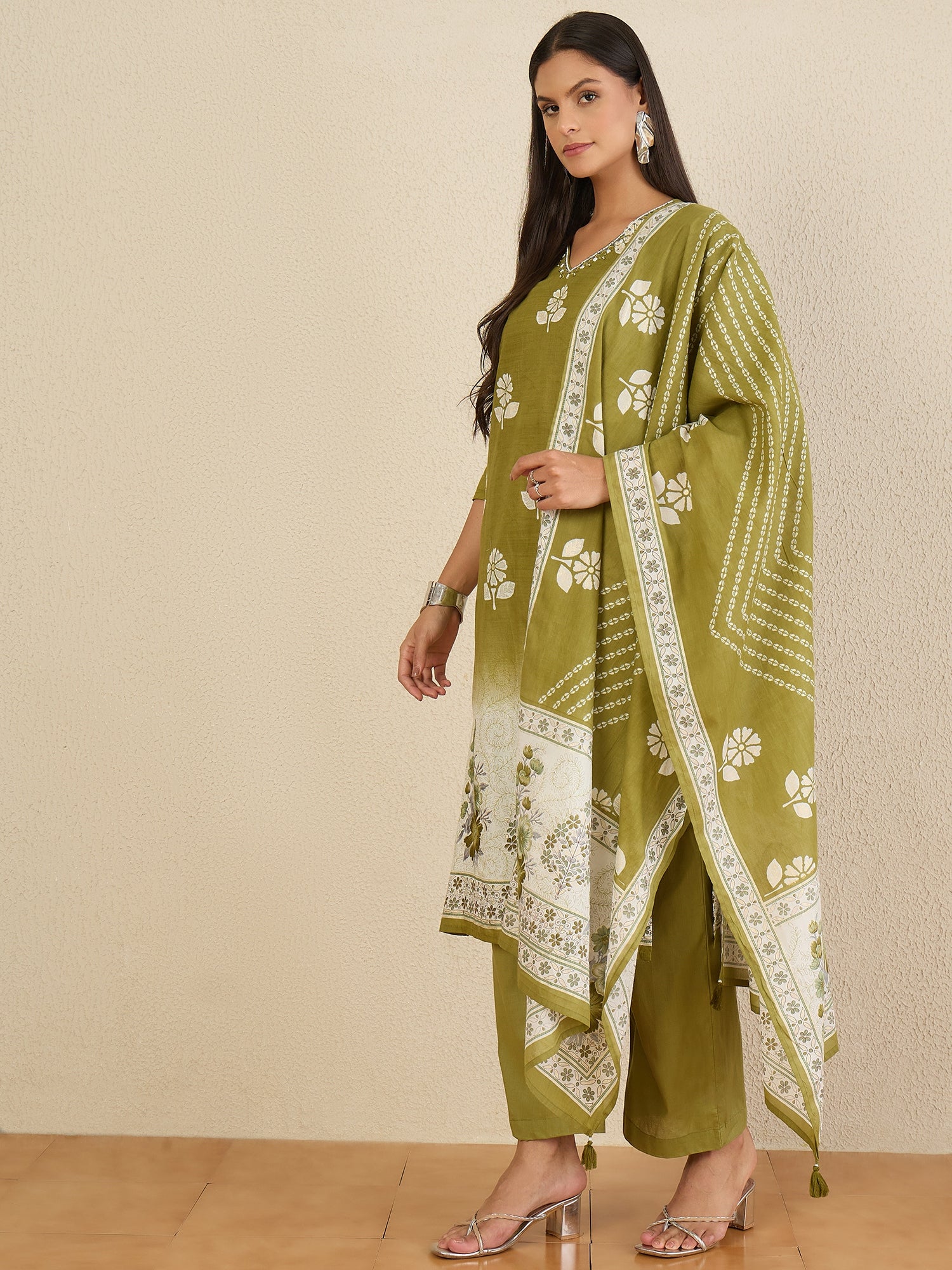Women Floral Printed Regular Thread Work Pure Cotton Kurta with Trousers & With Dupatta