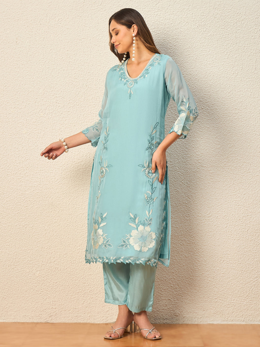 Women Floral Embroidered Regular Thread Work Kurta with Trousers & With Dupatta