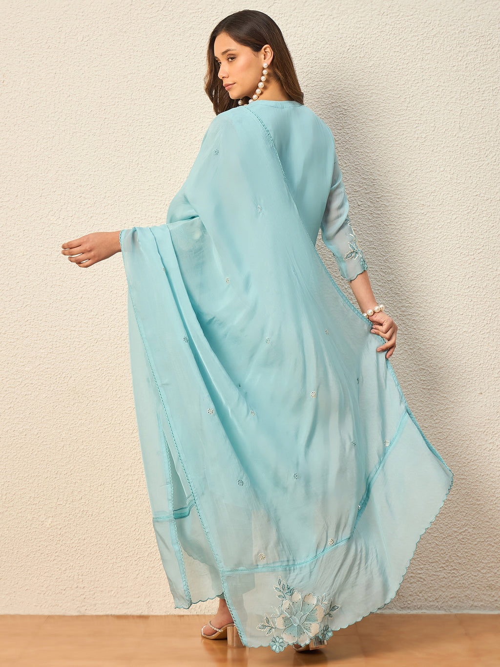 Women Floral Embroidered Regular Thread Work Kurta with Trousers & With Dupatta