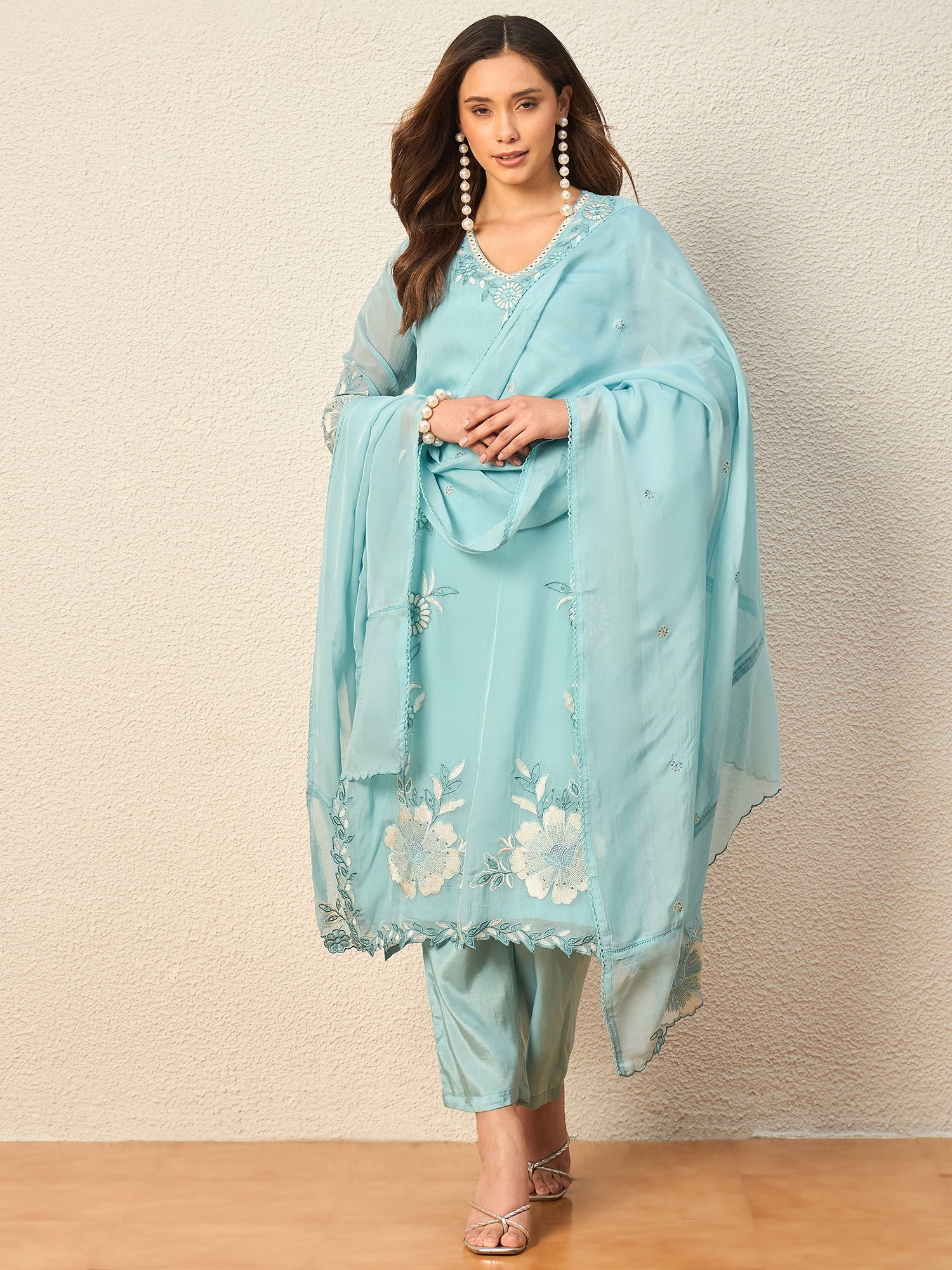 Women Floral Embroidered Regular Thread Work Kurta with Trousers & With Dupatta