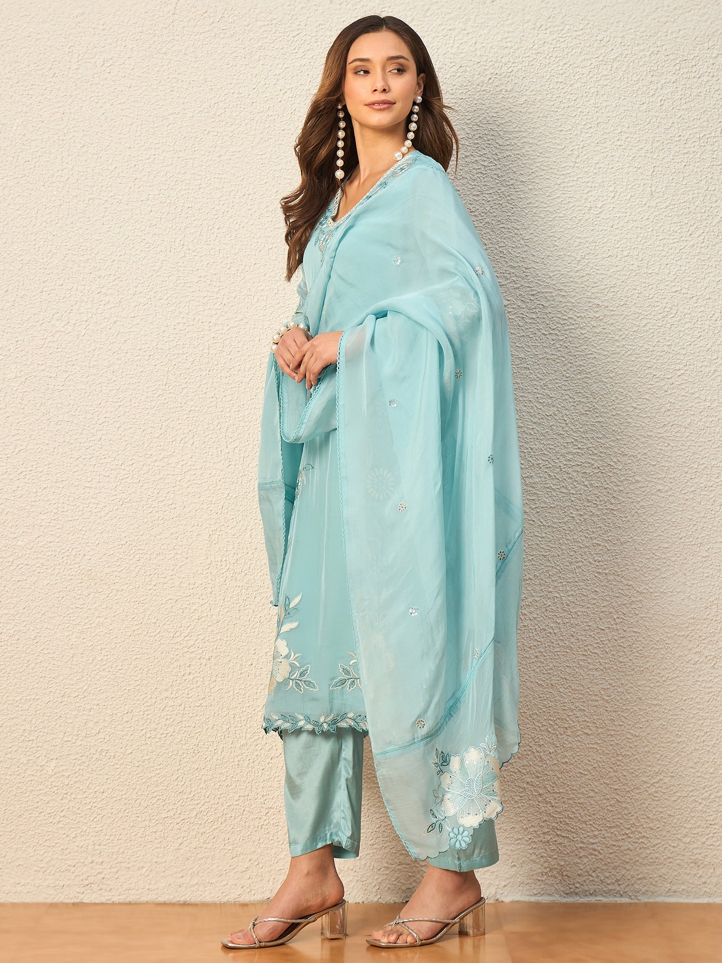 Women Floral Embroidered Regular Thread Work Kurta with Trousers & With Dupatta