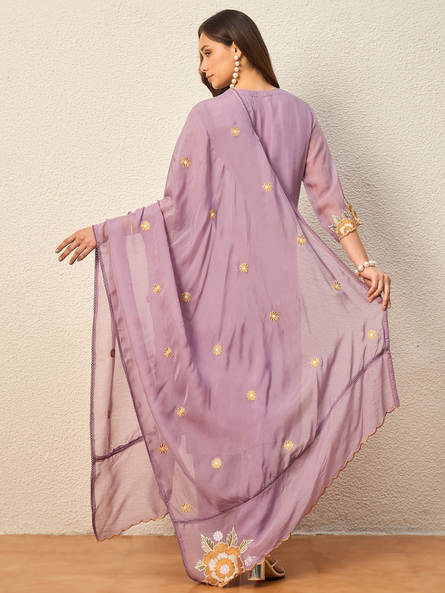 Women Floral Embroidered Regular Thread Work Kurta with Trousers & With Dupatta