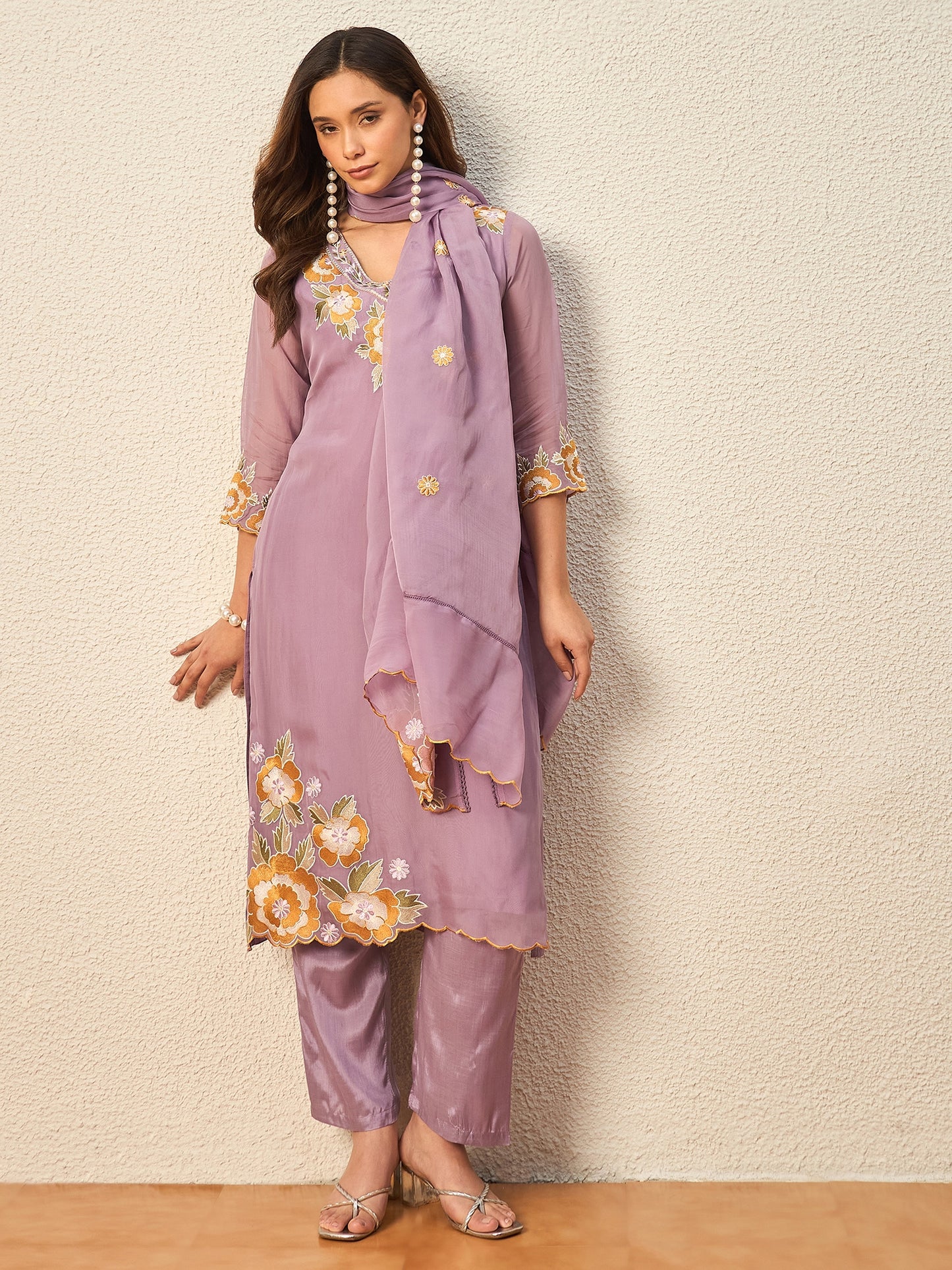 Women Floral Embroidered Regular Thread Work Kurta with Trousers & With Dupatta
