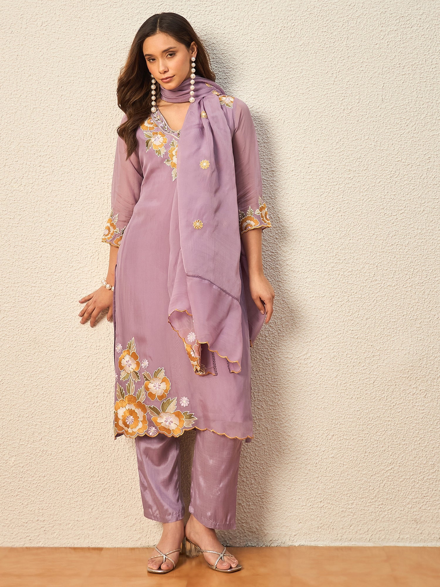 Women Floral Embroidered Regular Thread Work Kurta with Trousers & With Dupatta