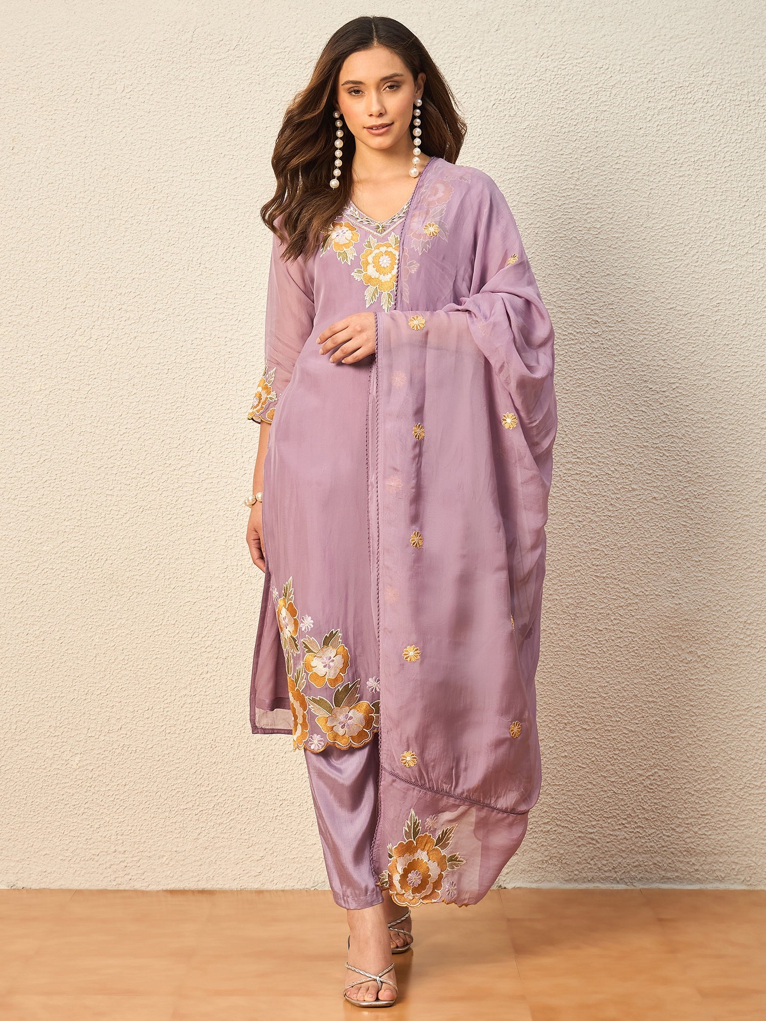 Women Floral Embroidered Regular Thread Work Kurta with Trousers & With Dupatta
