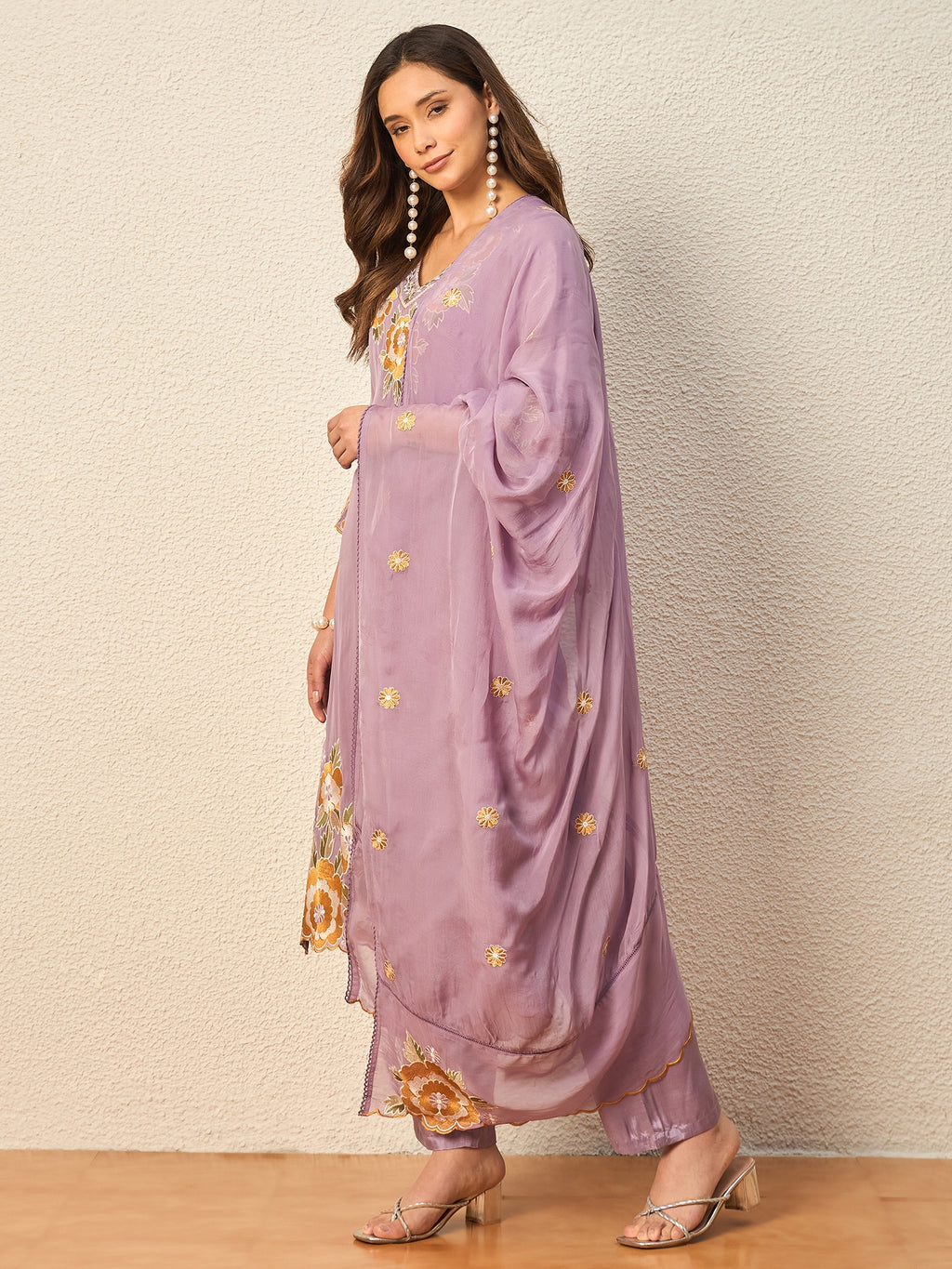 Women Floral Embroidered Regular Thread Work Kurta with Trousers & With Dupatta