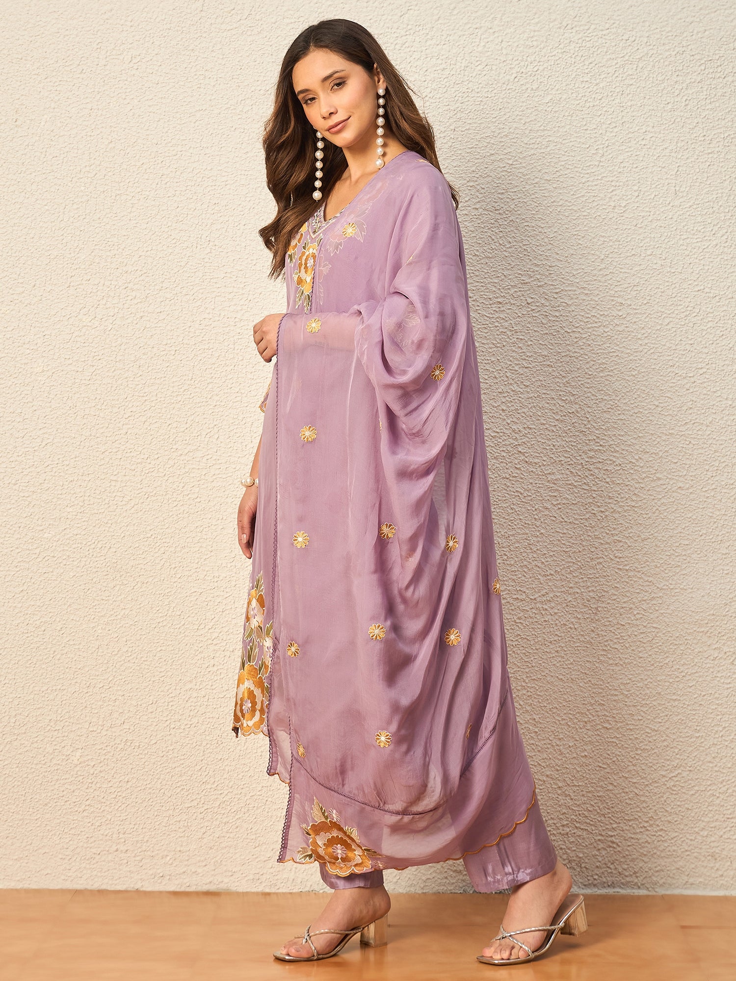 Women Floral Embroidered Regular Thread Work Kurta with Trousers & With Dupatta