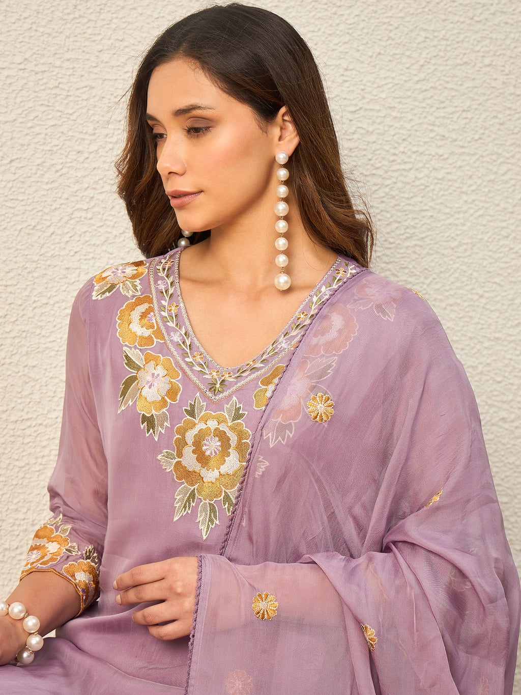 Women Floral Embroidered Regular Thread Work Kurta with Trousers & With Dupatta