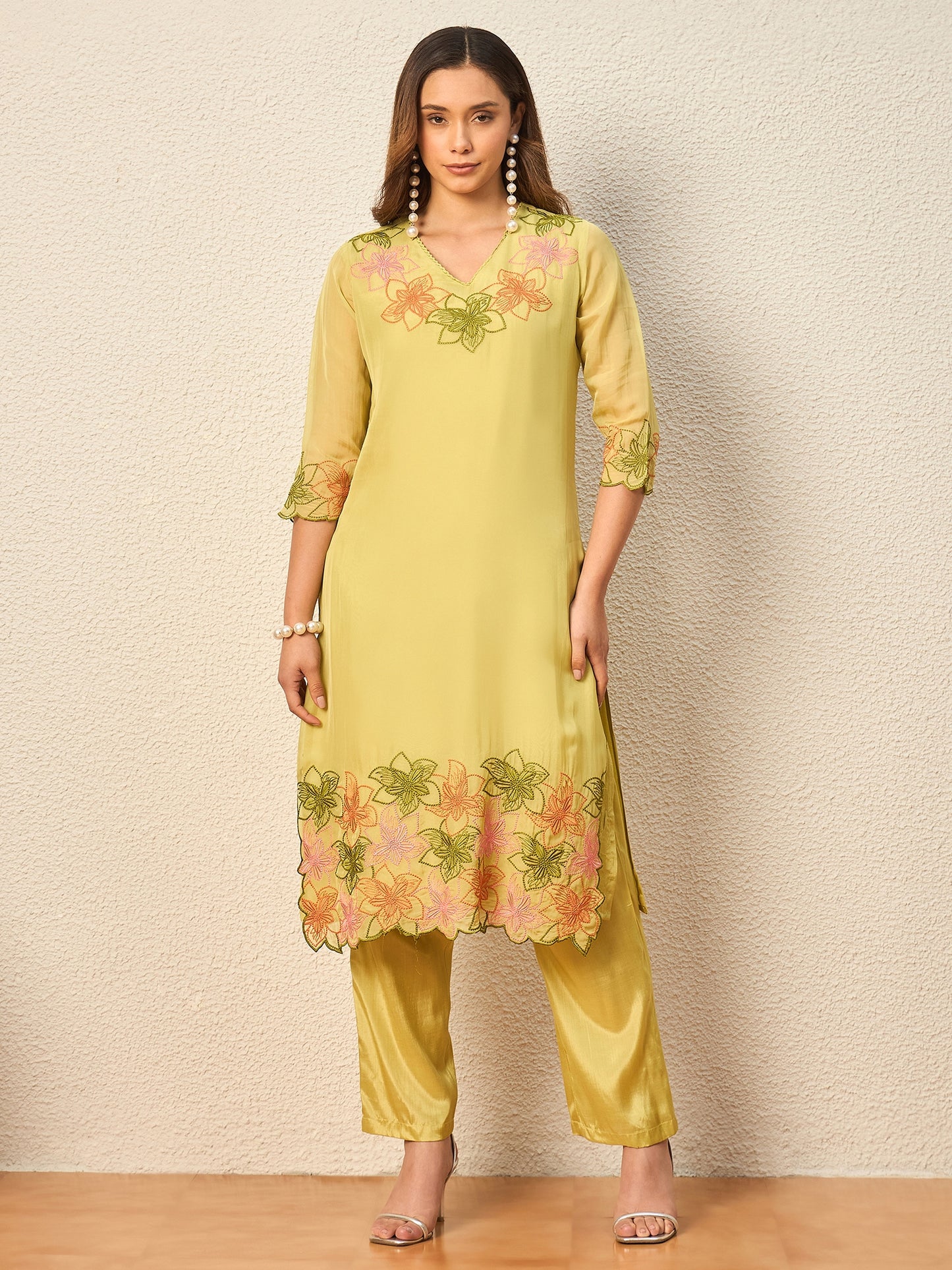 Women Floral Embroidered Regular Thread Work Kurta with Trousers & With Dupatta