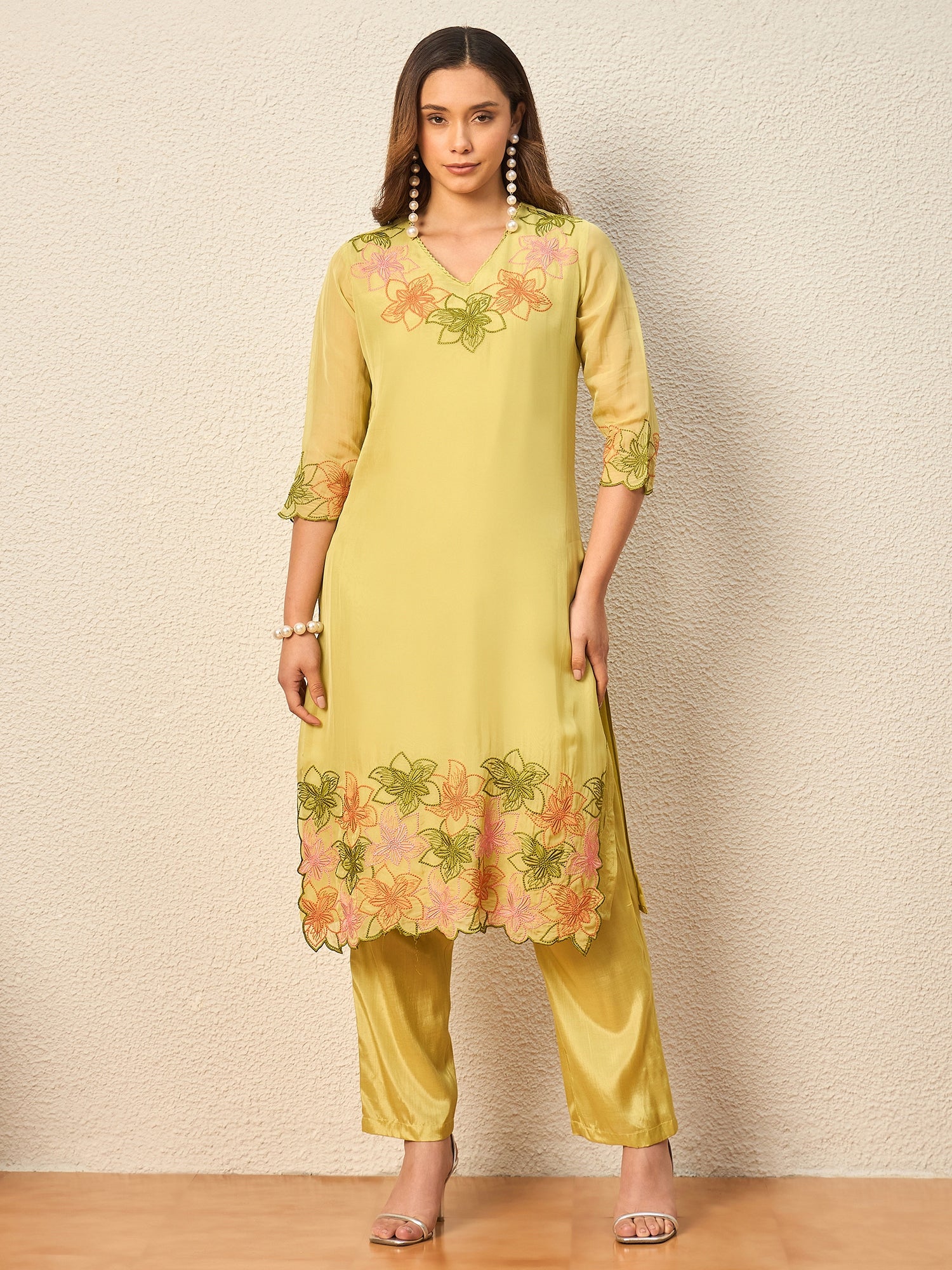 Women Floral Embroidered Regular Thread Work Kurta with Trousers & With Dupatta