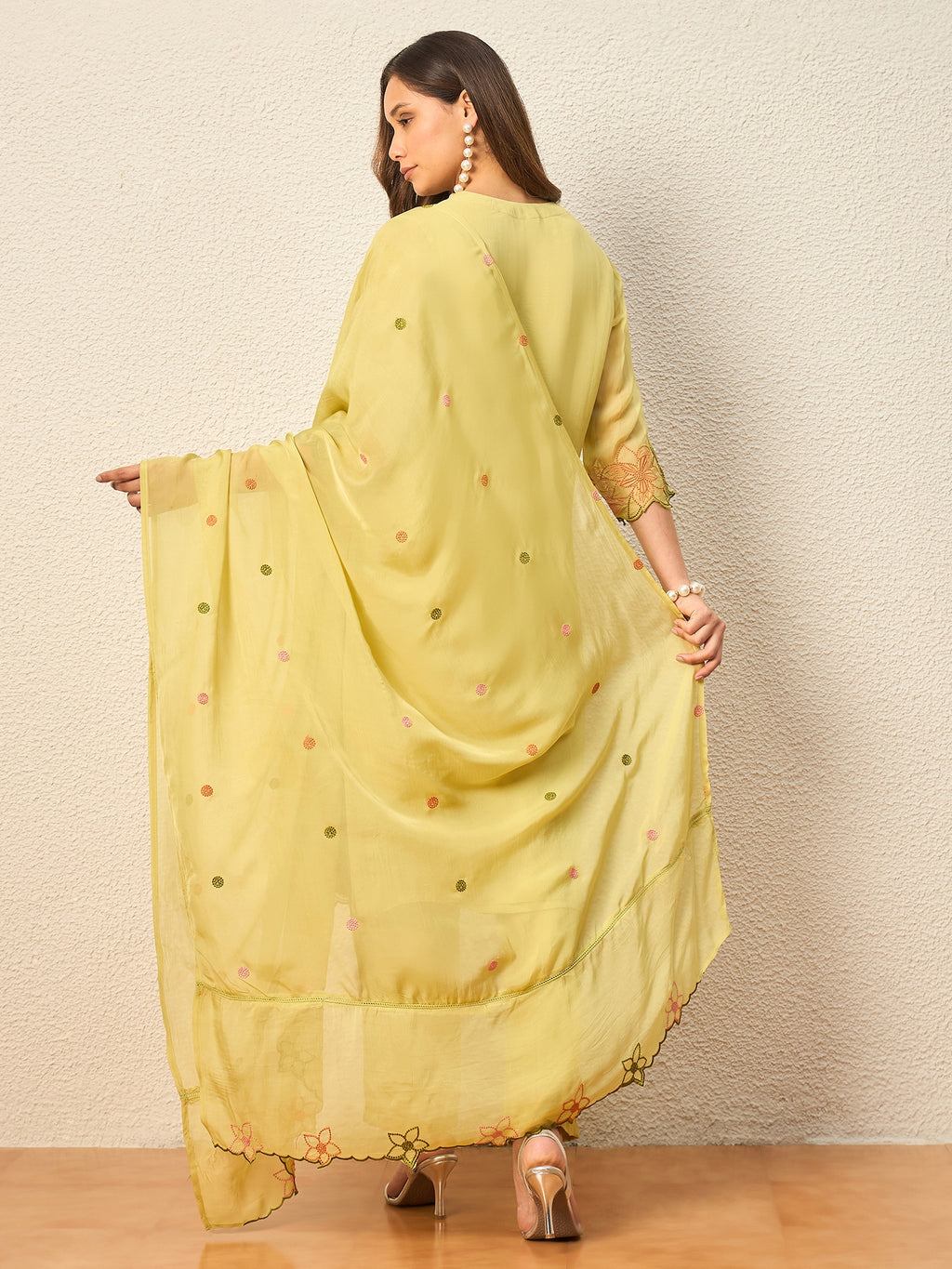 Women Floral Embroidered Regular Thread Work Kurta with Trousers & With Dupatta