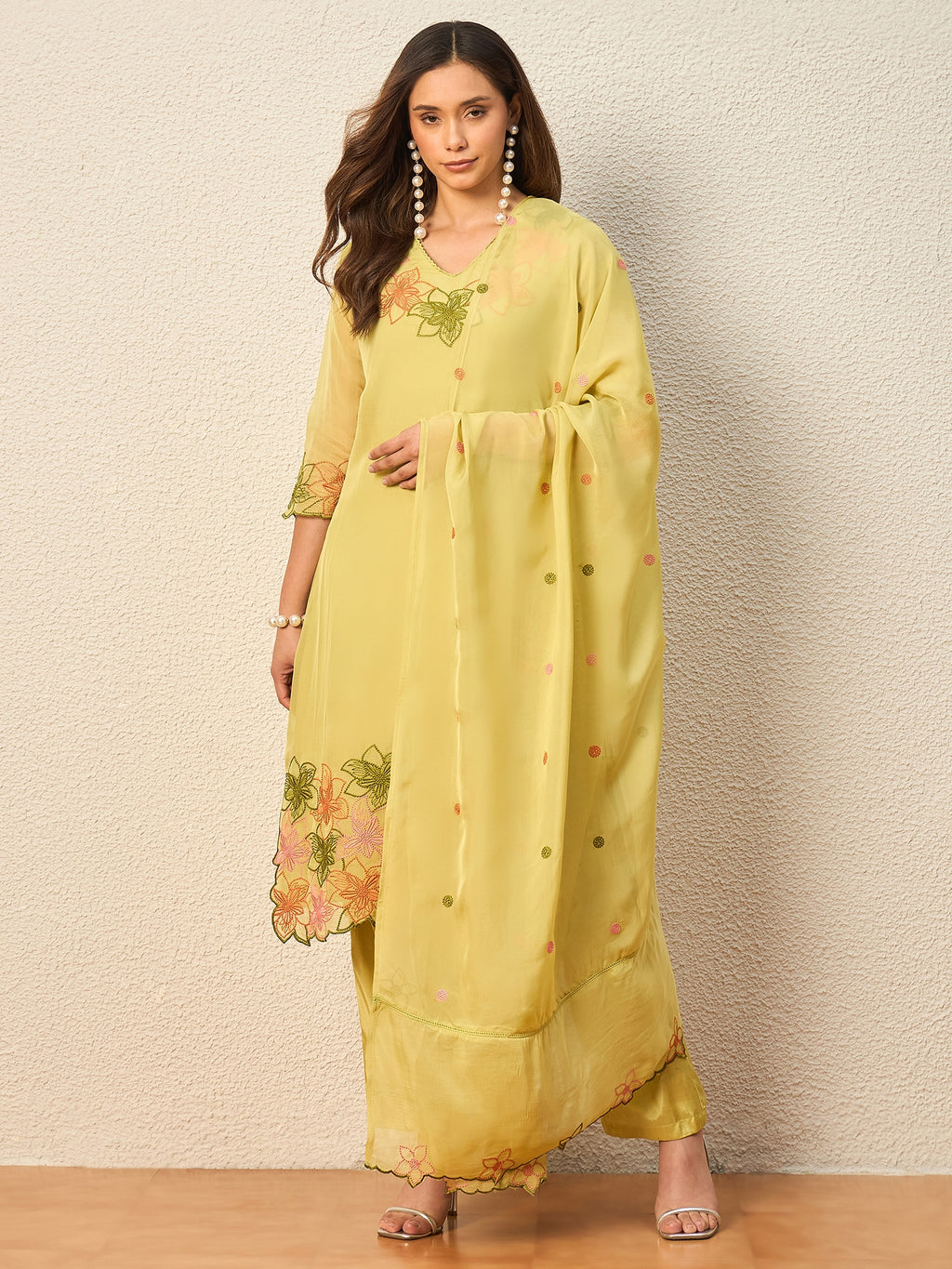 Women Floral Embroidered Regular Thread Work Kurta with Trousers & With Dupatta