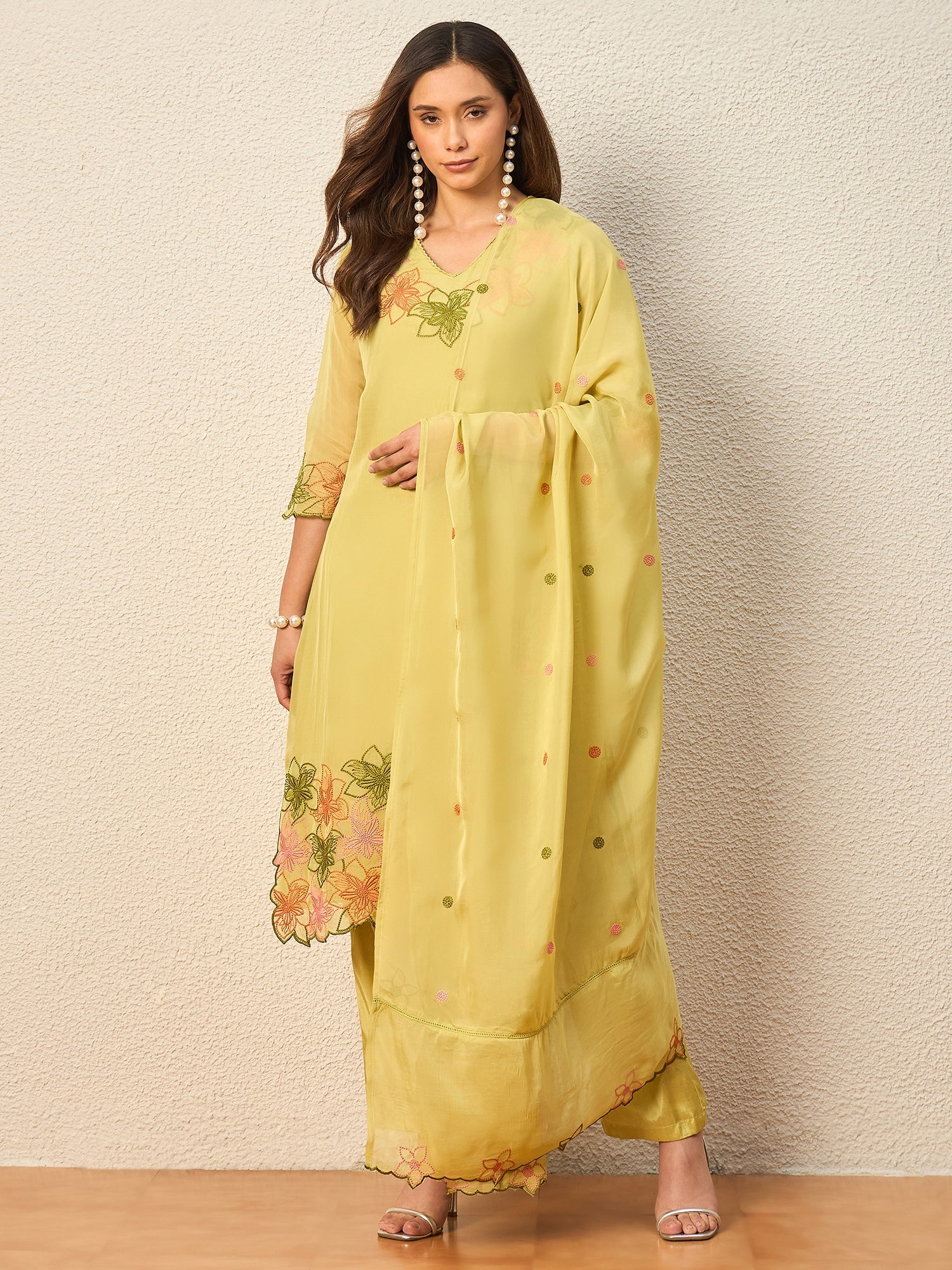 Women Floral Embroidered Regular Thread Work Kurta with Trousers & With Dupatta