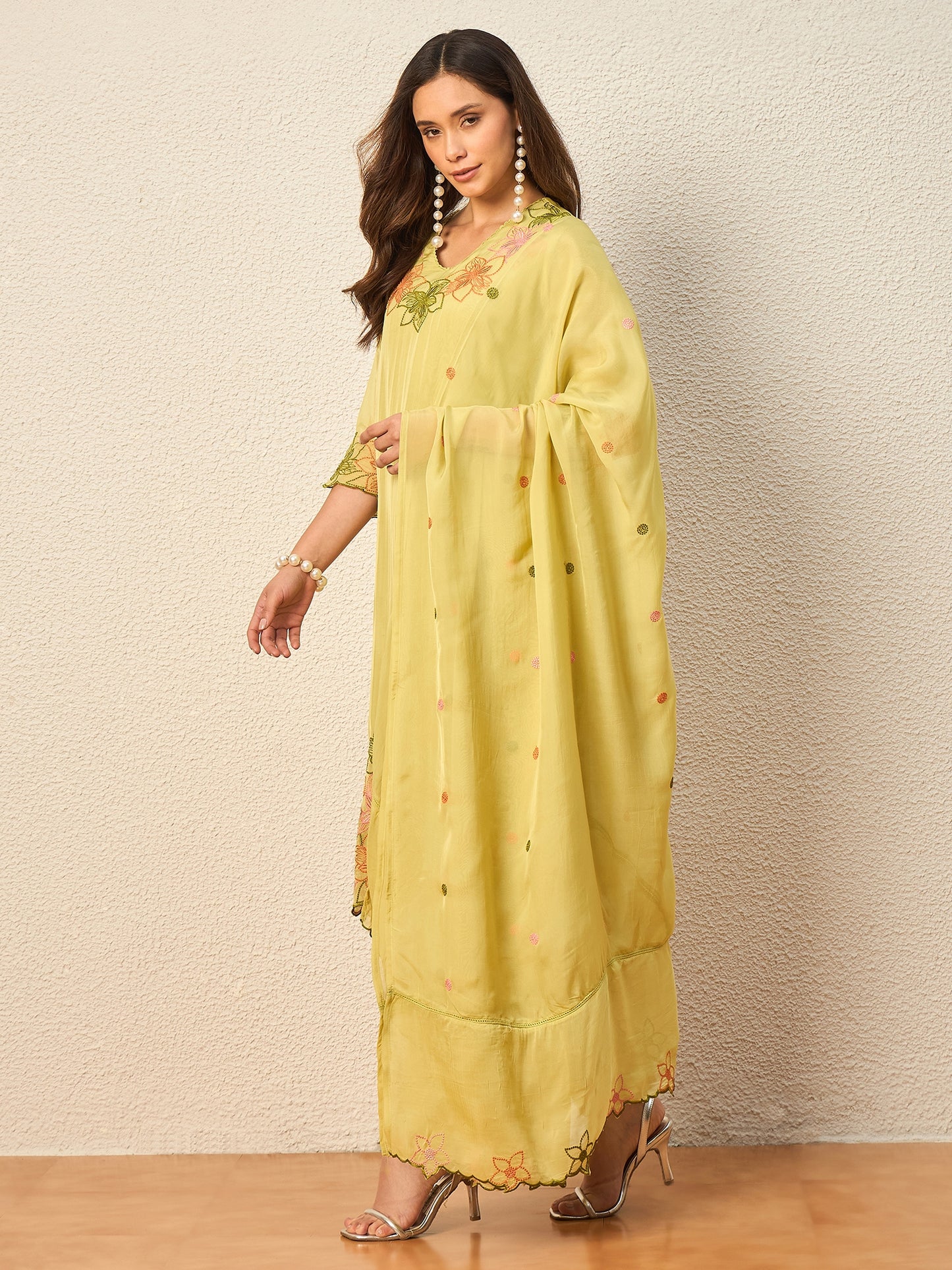 Women Floral Embroidered Regular Thread Work Kurta with Trousers & With Dupatta