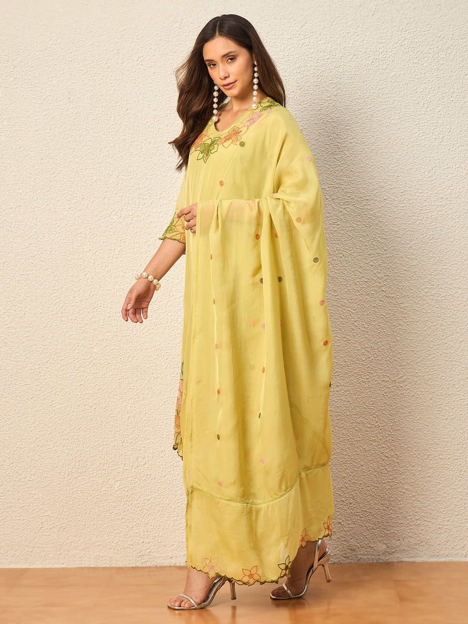 Women Floral Embroidered Regular Thread Work Kurta with Trousers & With Dupatta