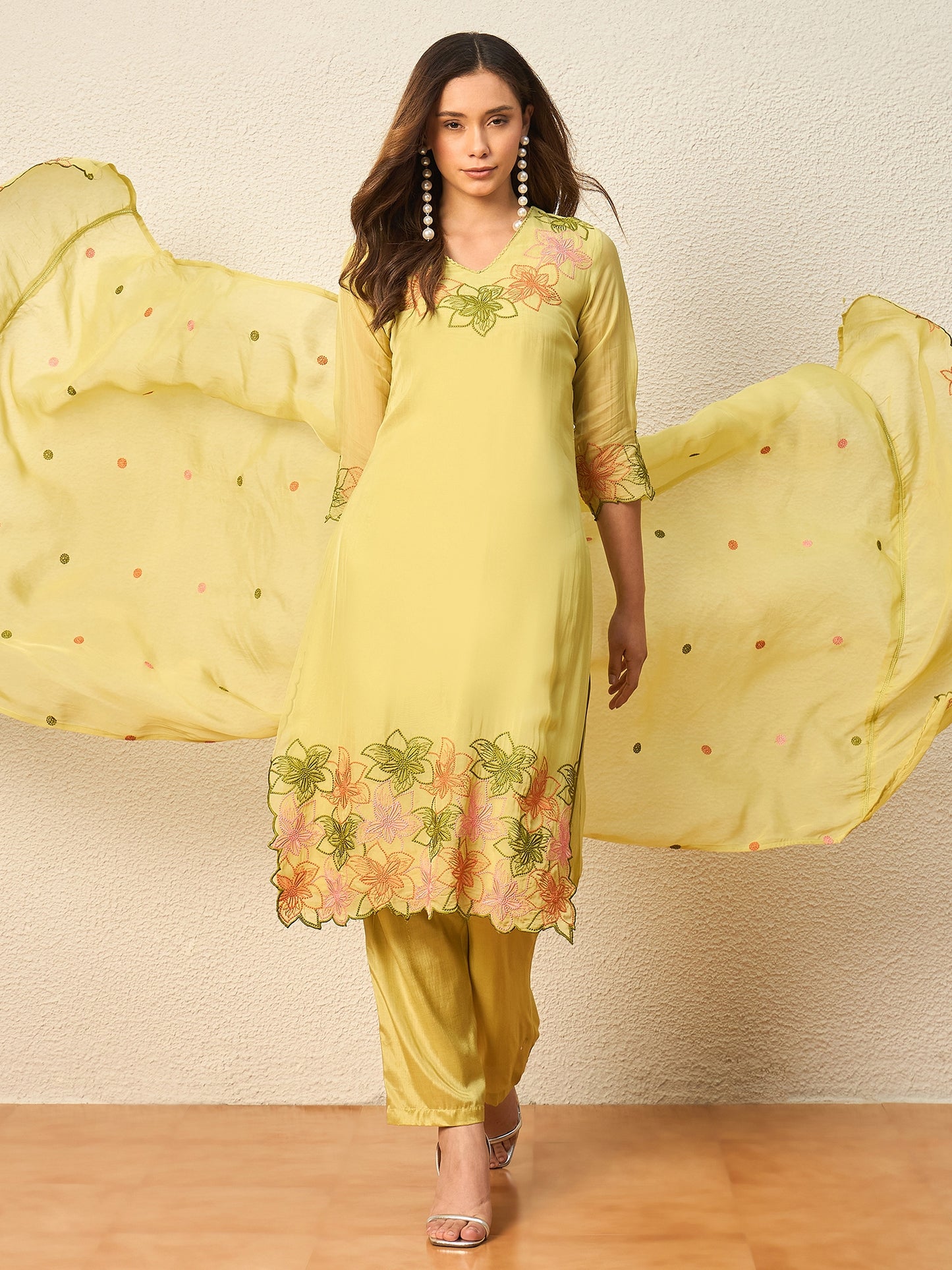 Women Floral Embroidered Regular Thread Work Kurta with Trousers & With Dupatta