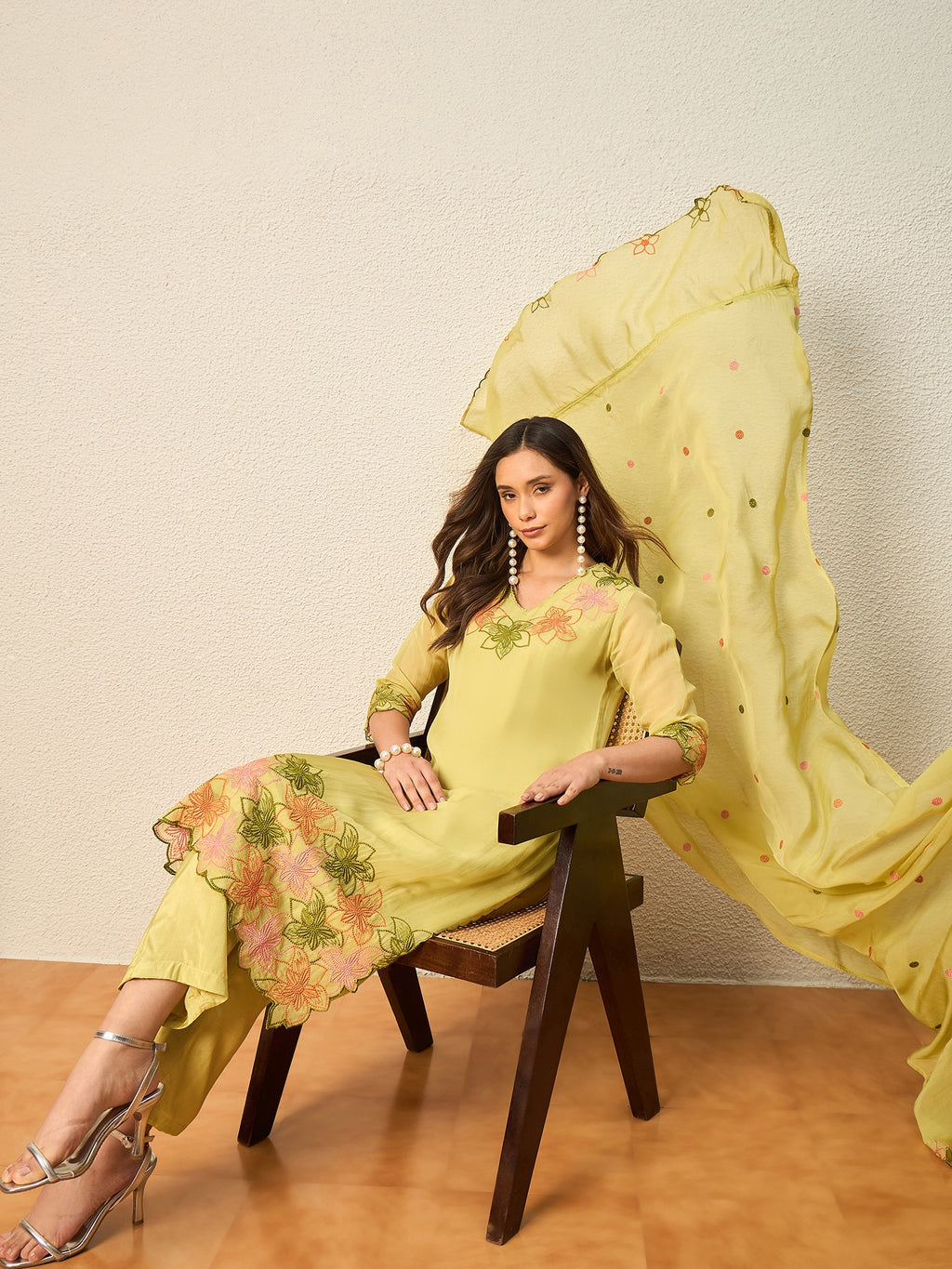 Women Floral Embroidered Regular Thread Work Kurta with Trousers & With Dupatta