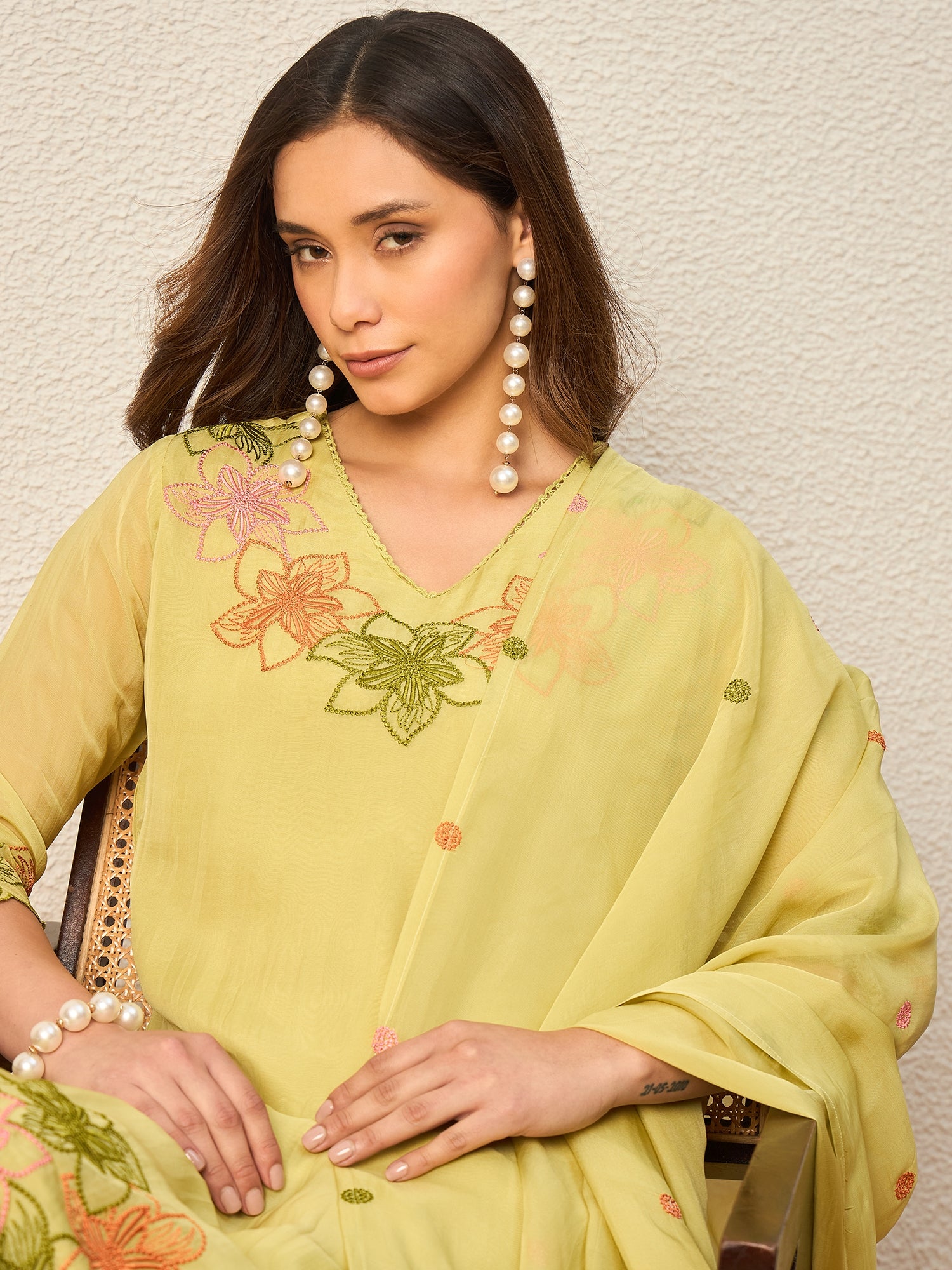 Women Floral Embroidered Regular Thread Work Kurta with Trousers & With Dupatta