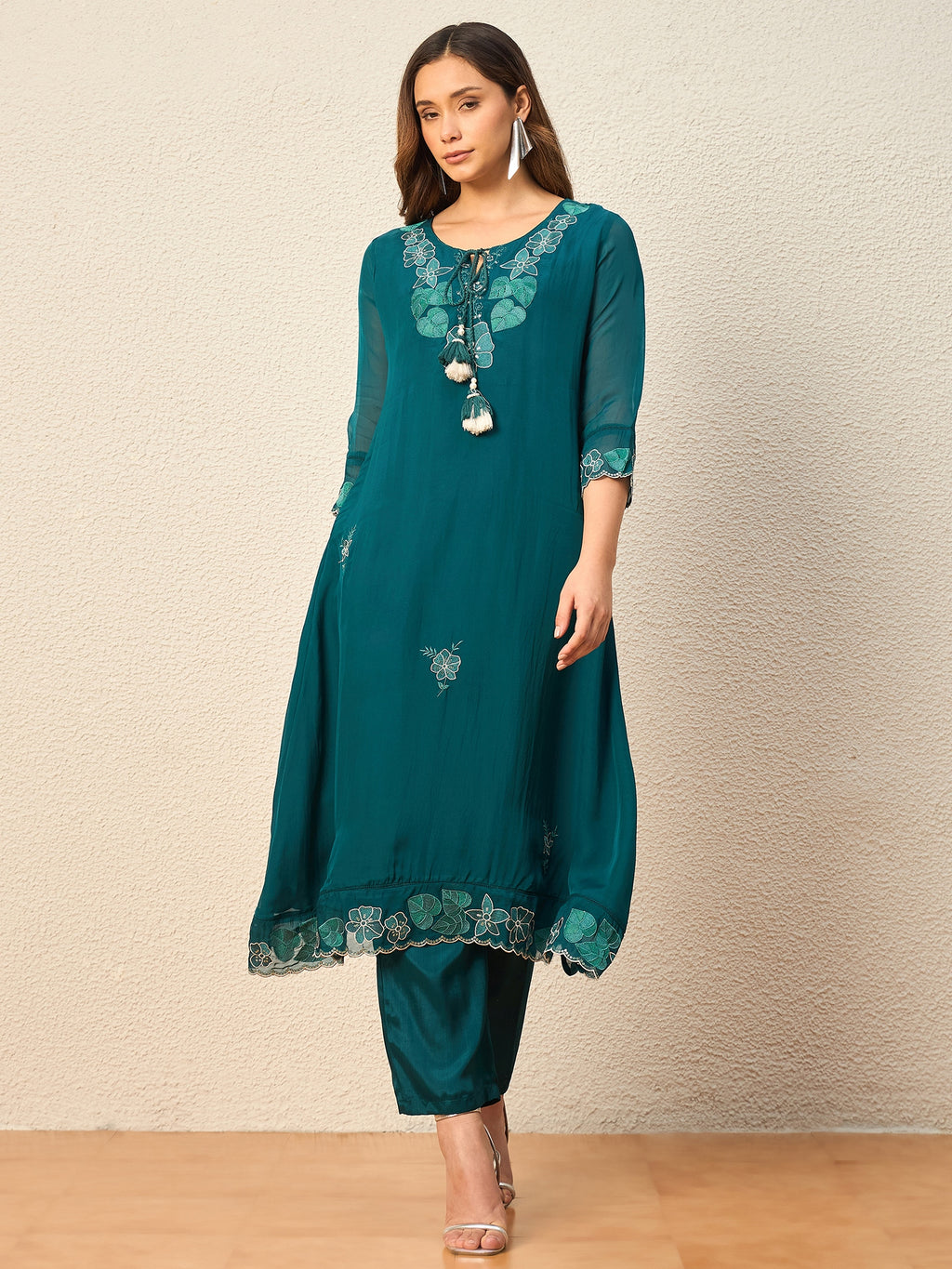 Women Floral Embroidered Regular Thread Work Kurta with Trousers & With Dupatta