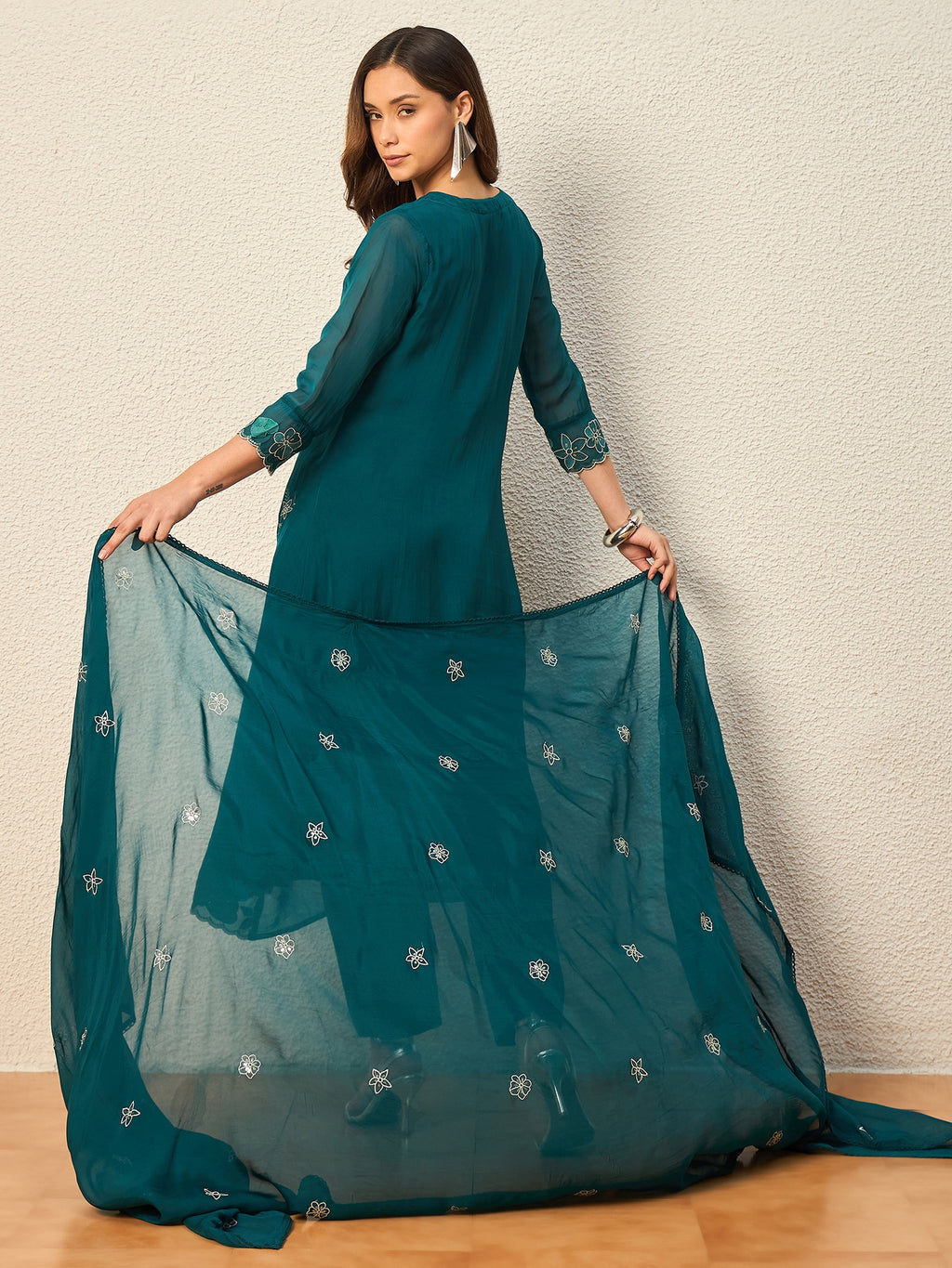 Women Floral Embroidered Regular Thread Work Kurta with Trousers & With Dupatta