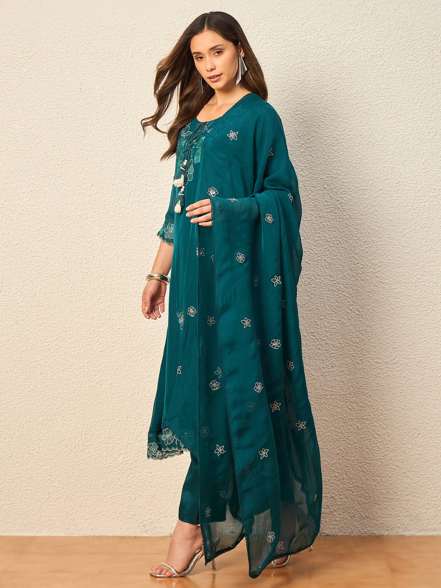 Women Floral Embroidered Regular Thread Work Kurta with Trousers & With Dupatta