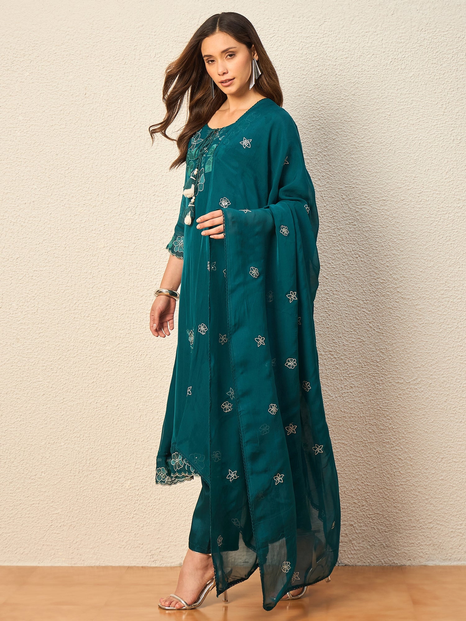 Women Floral Embroidered Regular Thread Work Kurta with Trousers & With Dupatta