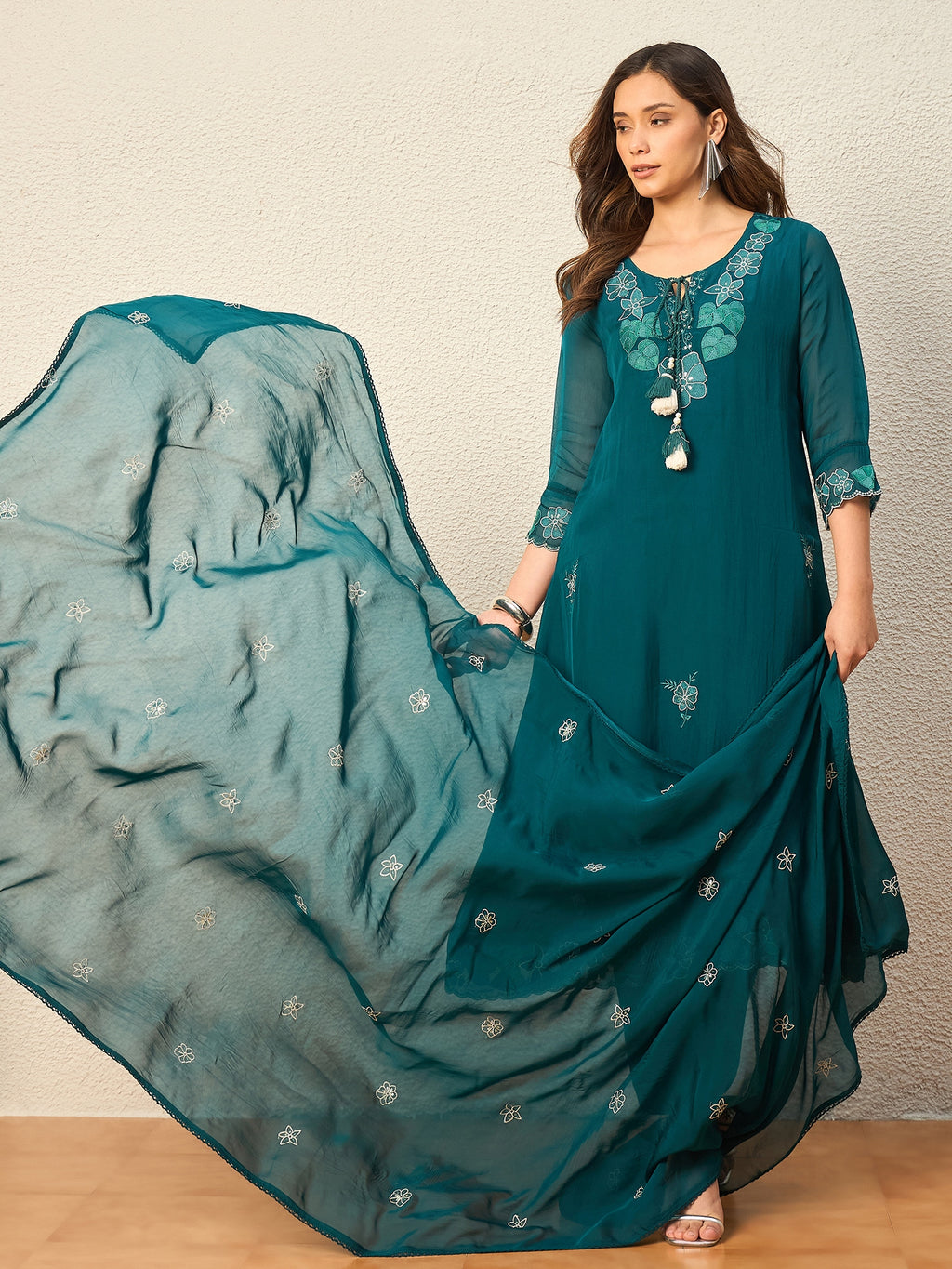 Women Floral Embroidered Regular Thread Work Kurta with Trousers & With Dupatta