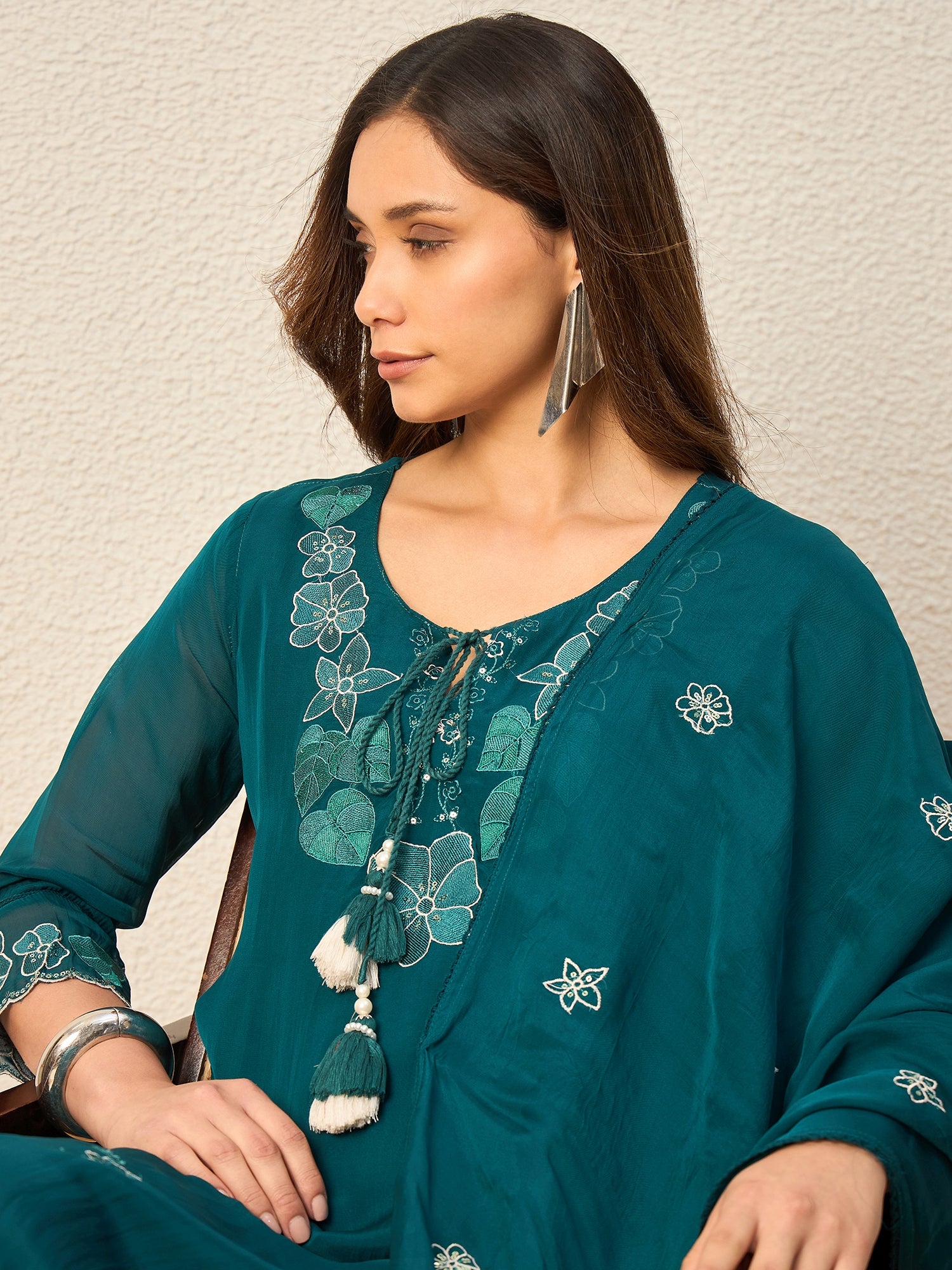 Women Floral Embroidered Regular Thread Work Kurta with Trousers & With Dupatta