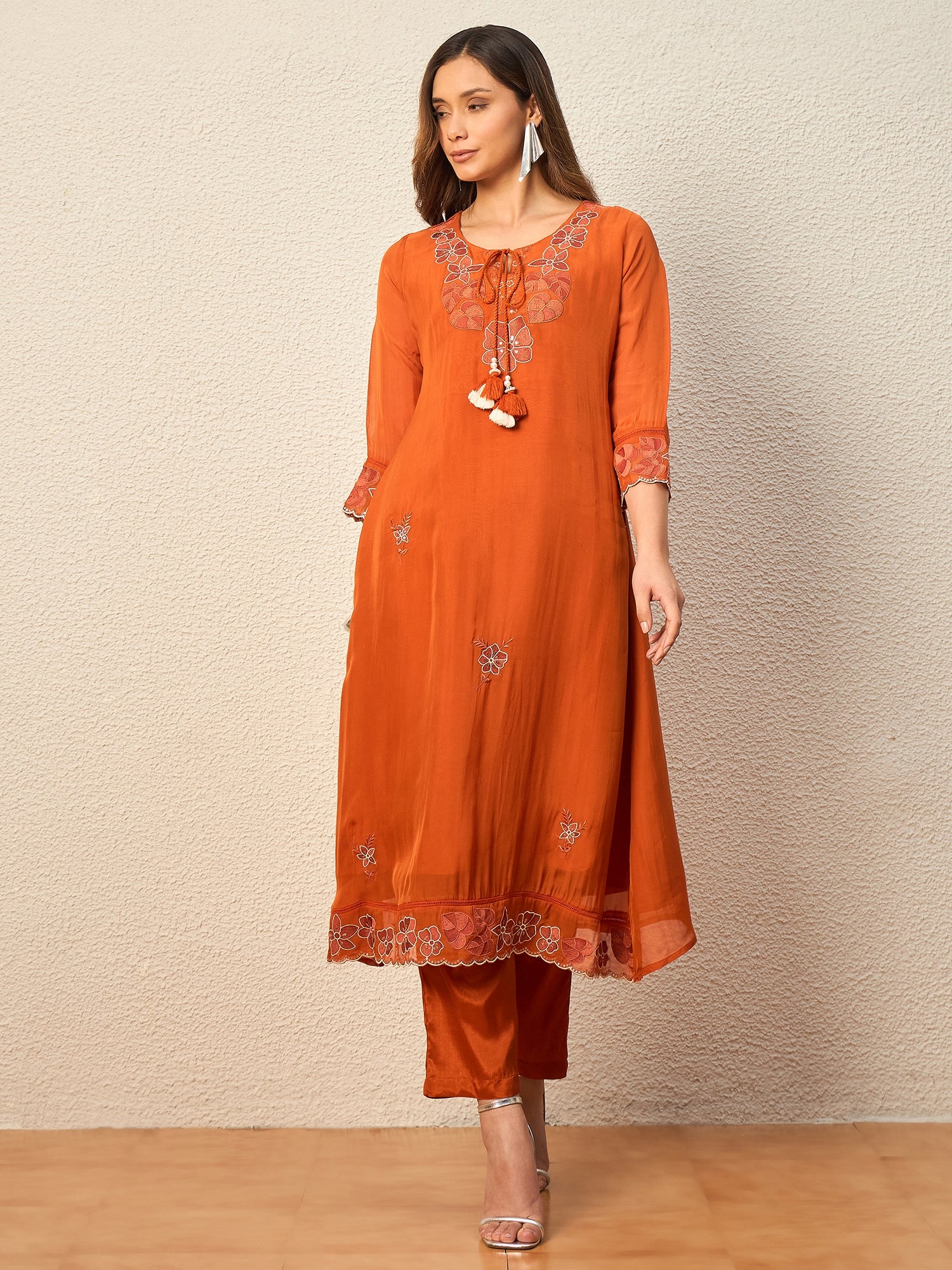 Women Floral Embroidered Regular Thread Work Kurta with Trousers & With Dupatta