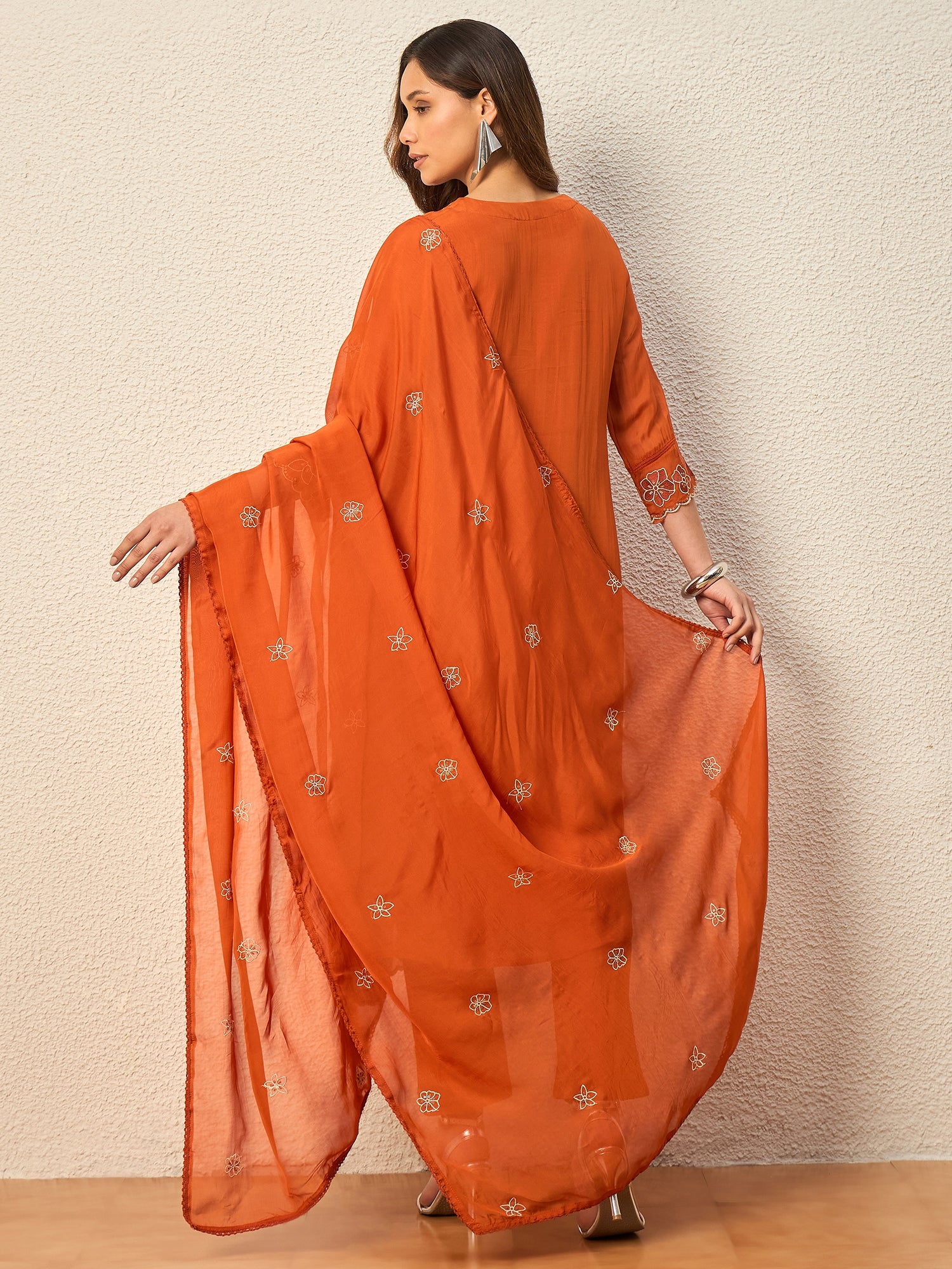 Women Floral Embroidered Regular Thread Work Kurta with Trousers & With Dupatta