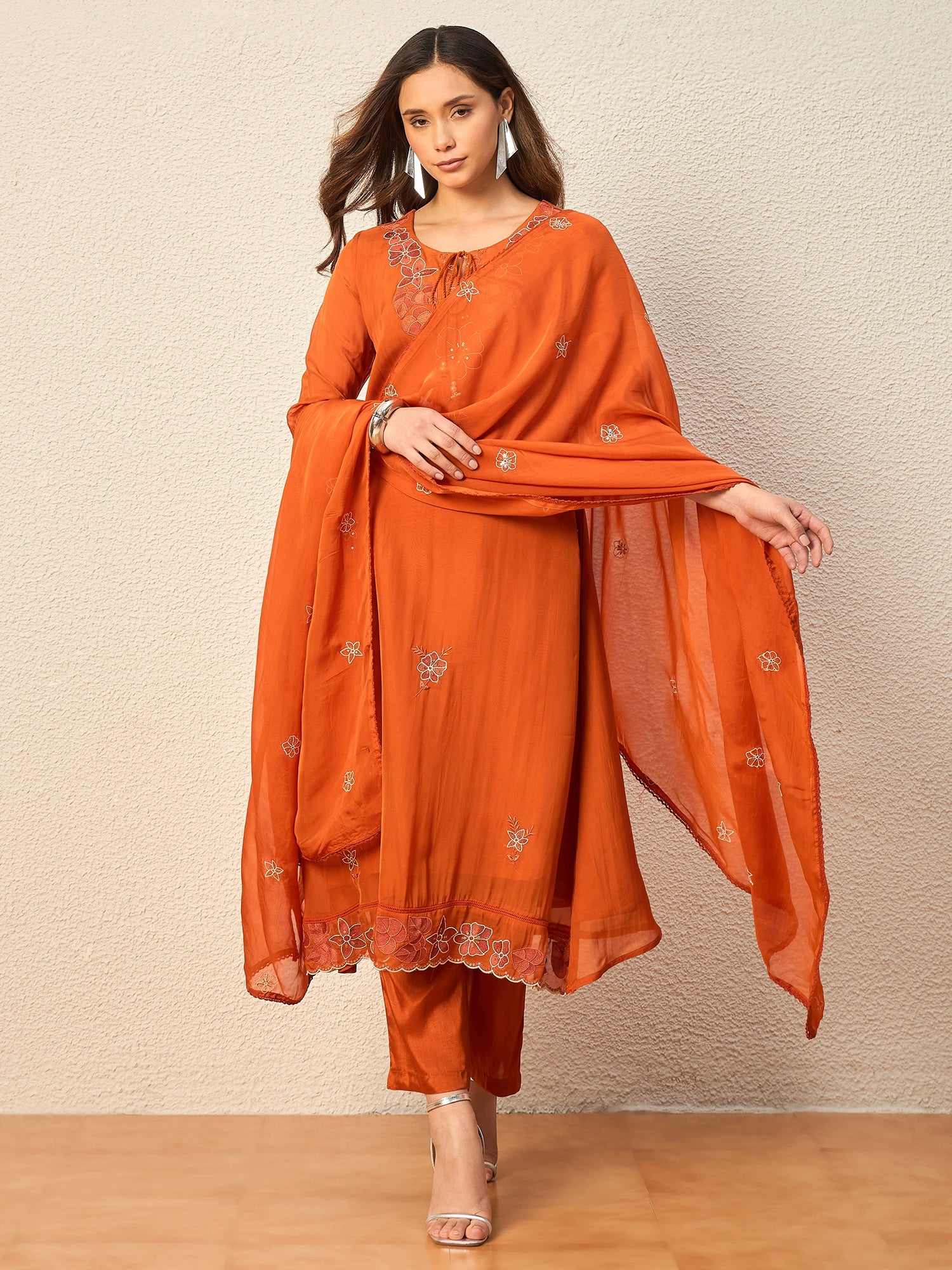 Women Floral Embroidered Regular Thread Work Kurta with Trousers & With Dupatta