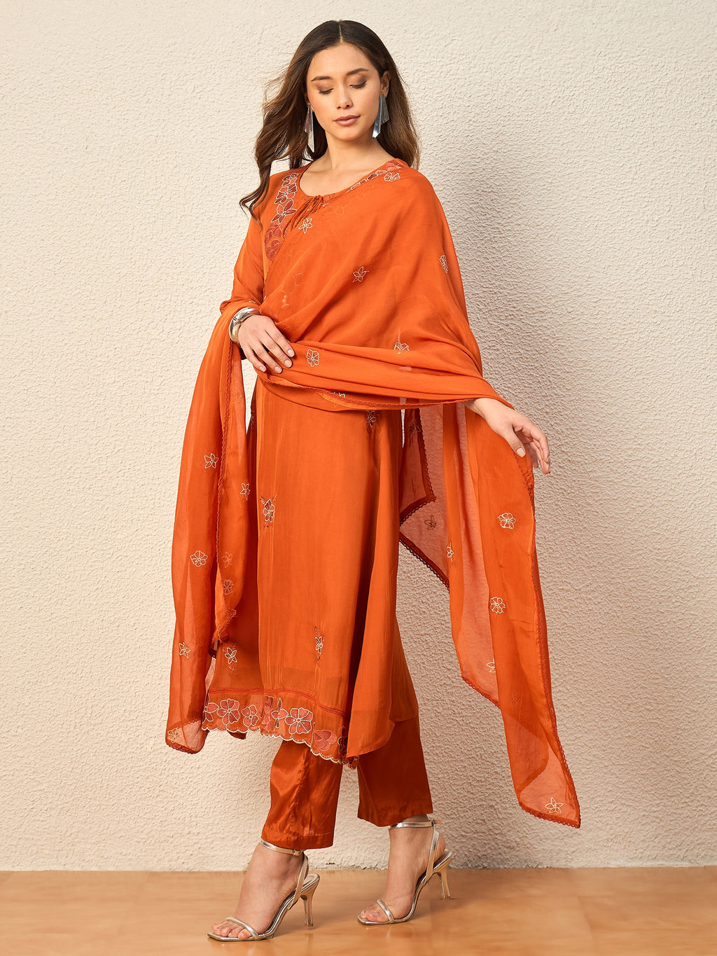 Women Floral Embroidered Regular Thread Work Kurta with Trousers & With Dupatta