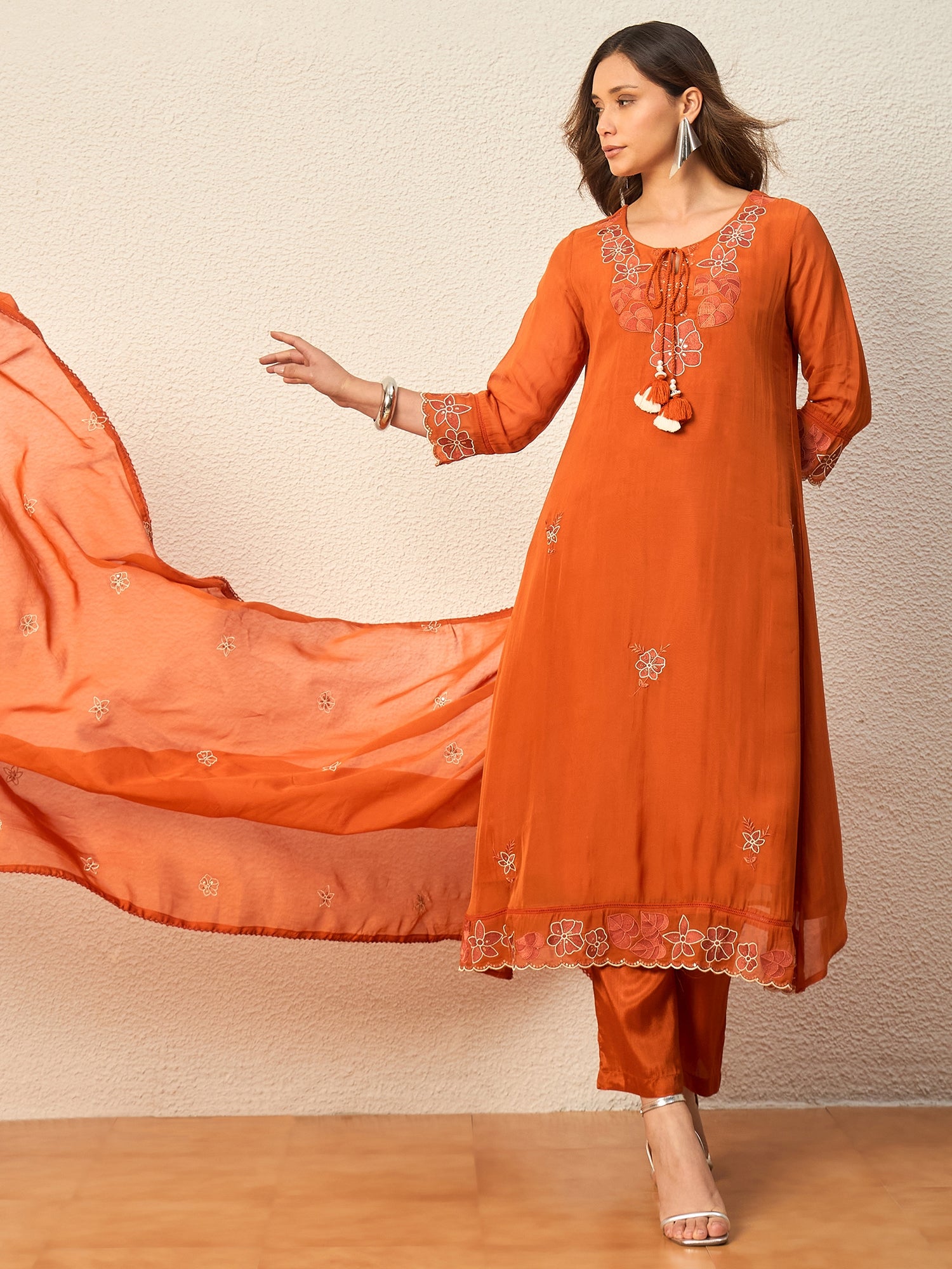 Women Floral Embroidered Regular Thread Work Kurta with Trousers & With Dupatta