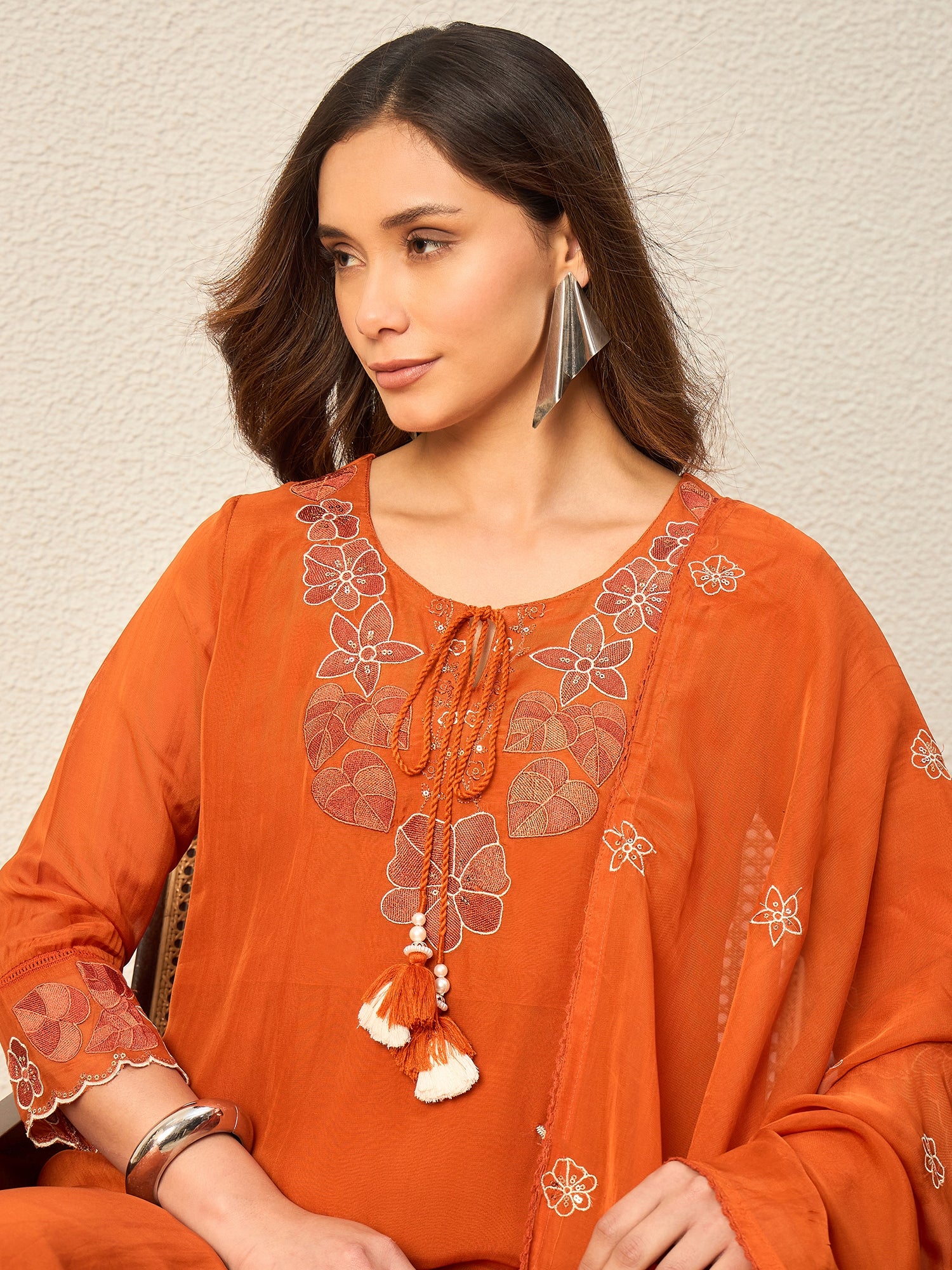 Women Floral Embroidered Regular Thread Work Kurta with Trousers & With Dupatta