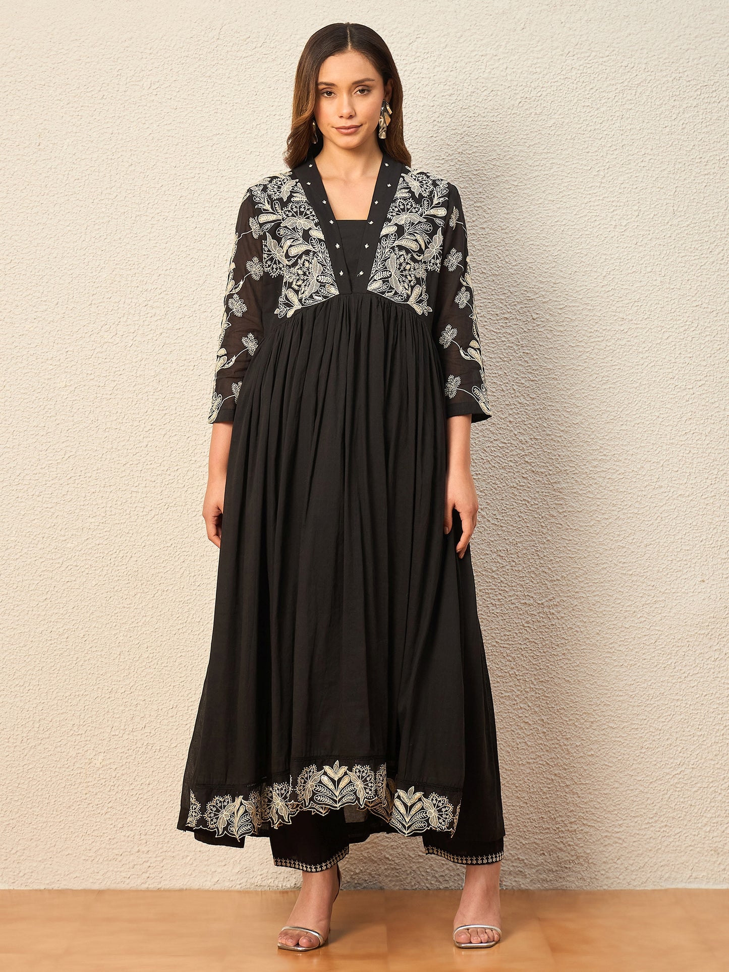 Women Floral Embroidered Panelled Thread Work Kurta with Trousers & With Dupatta