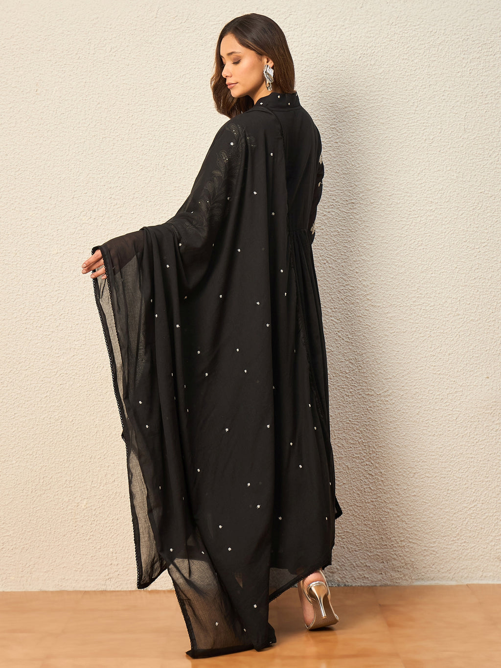 Women Floral Embroidered Panelled Thread Work Kurta with Trousers & With Dupatta