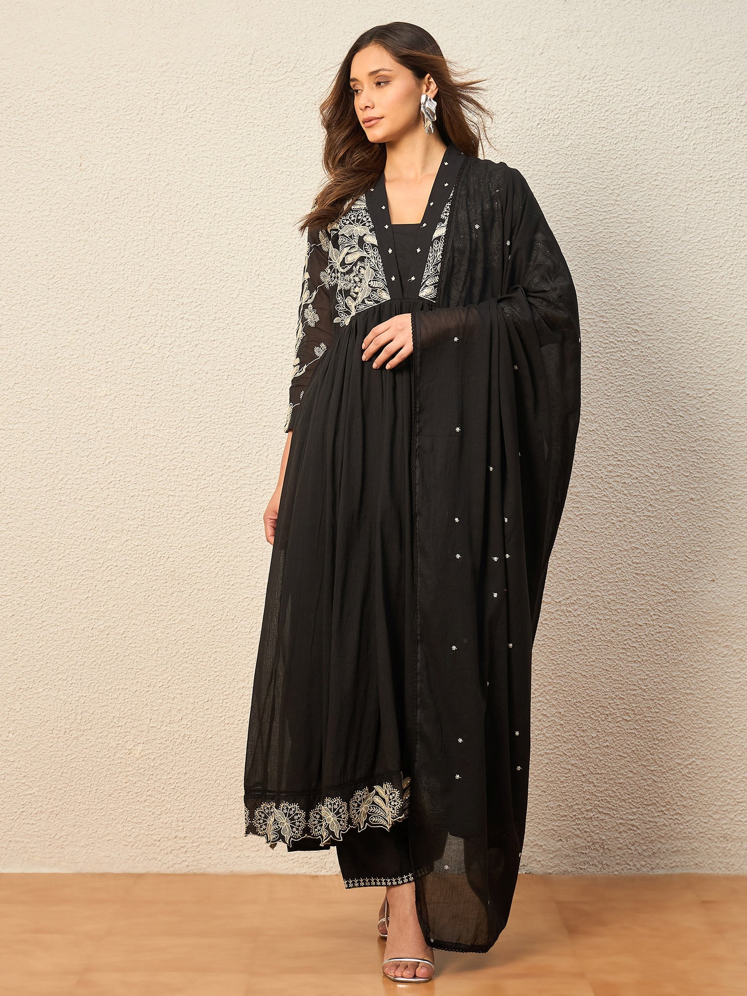 Women Floral Embroidered Panelled Thread Work Kurta with Trousers & With Dupatta