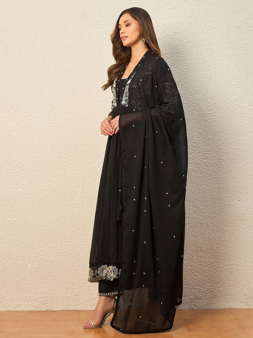 Women Floral Embroidered Panelled Thread Work Kurta with Trousers & With Dupatta
