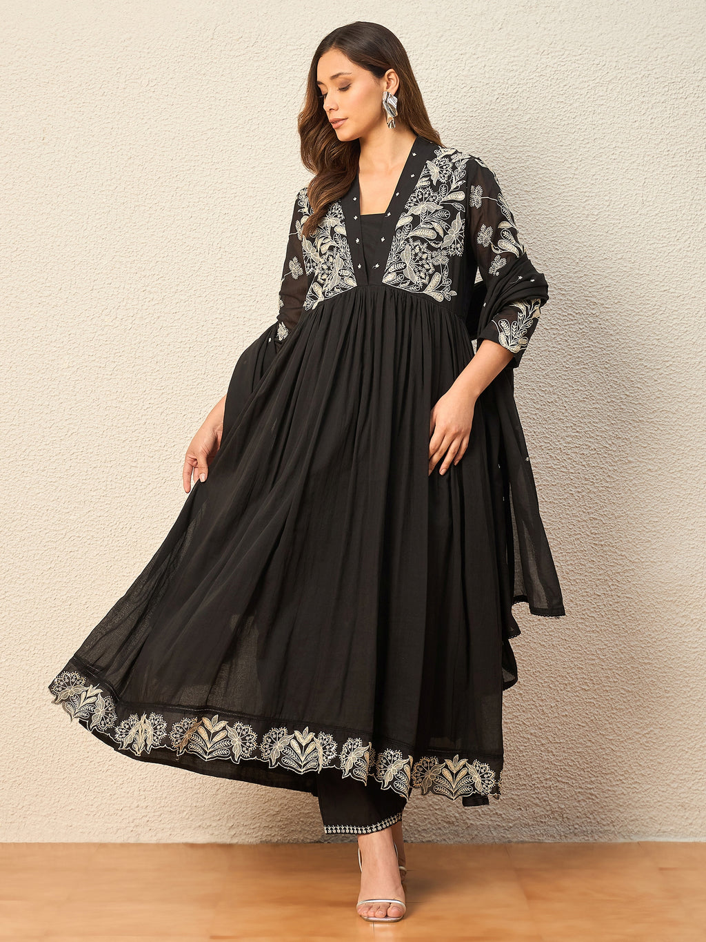 Women Floral Embroidered Panelled Thread Work Kurta with Trousers & With Dupatta