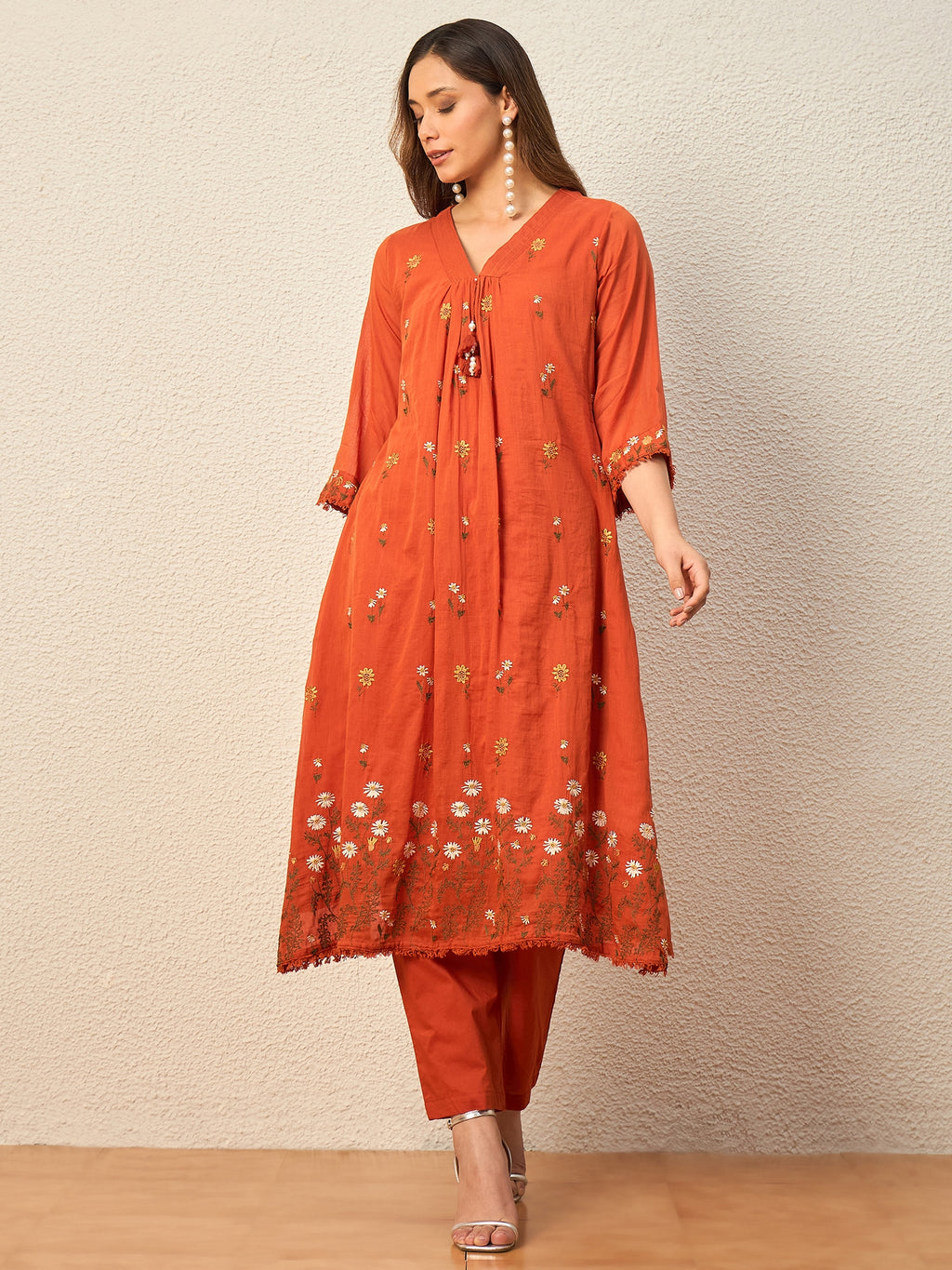 Women Floral Embroidered Regular Thread Work Kurta with Trousers & With Dupatta