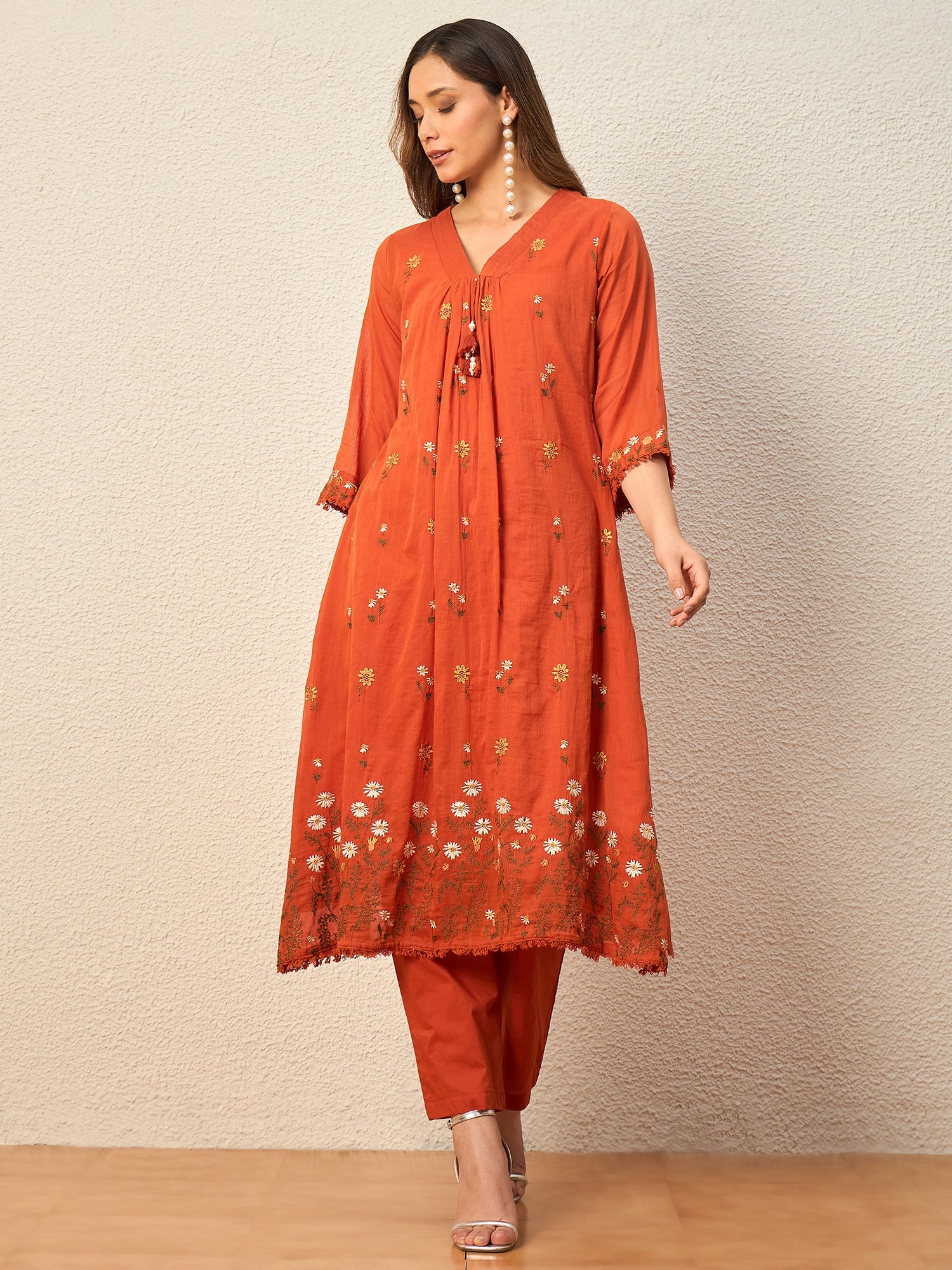 Women Floral Embroidered Regular Thread Work Kurta with Trousers & With Dupatta