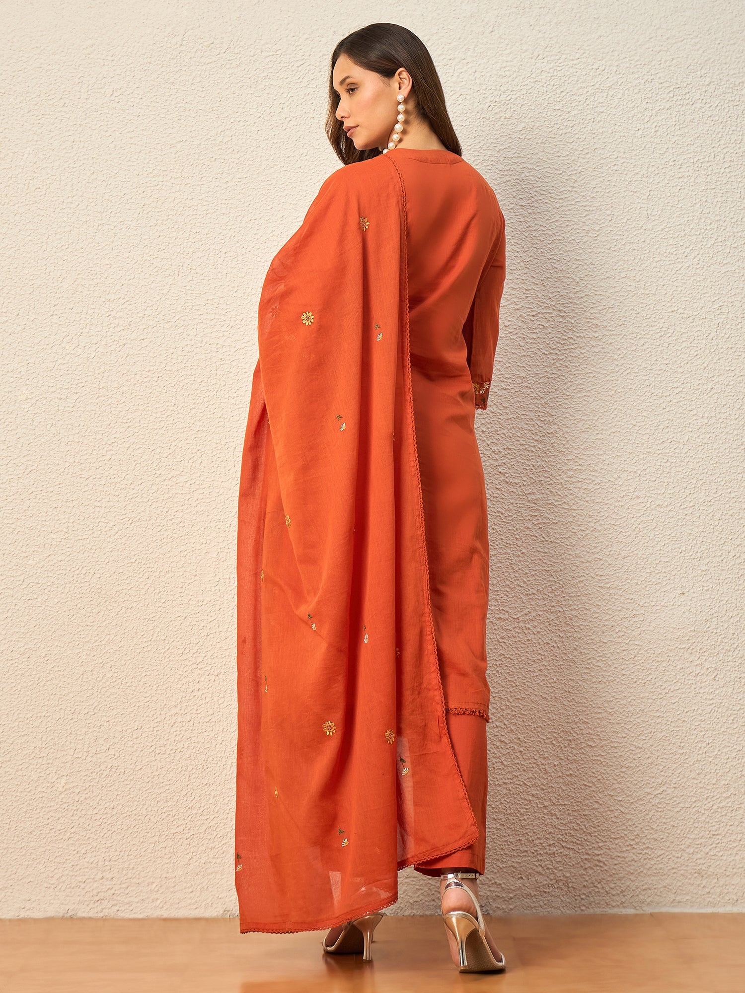 Women Floral Embroidered Regular Thread Work Kurta with Trousers & With Dupatta