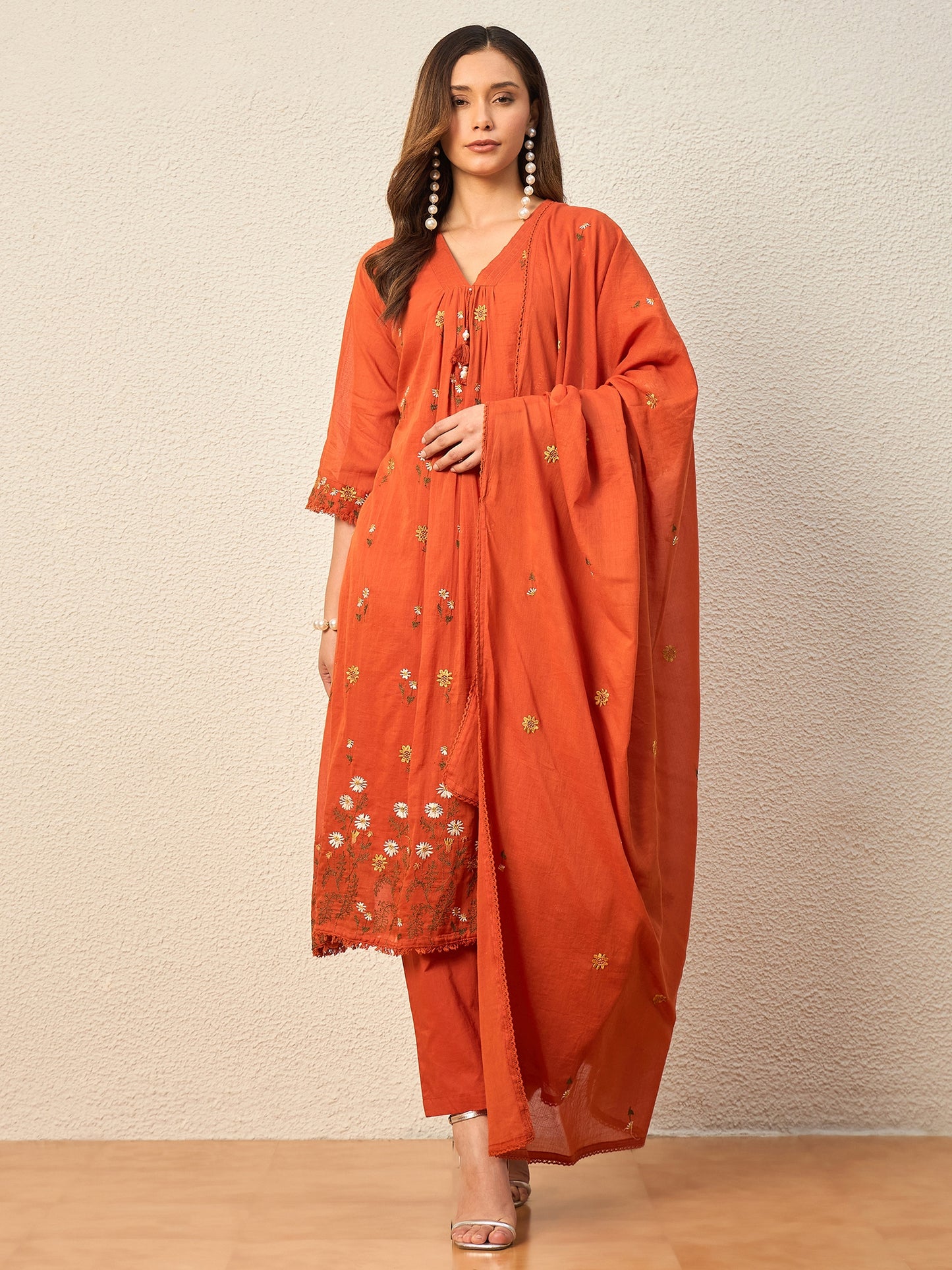 Women Floral Embroidered Regular Thread Work Kurta with Trousers & With Dupatta