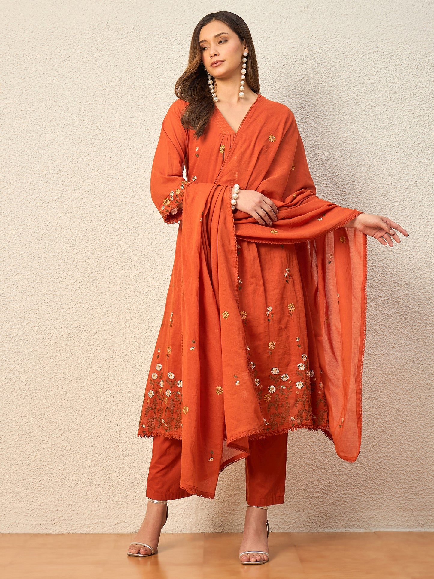 Women Floral Embroidered Regular Thread Work Kurta with Trousers & With Dupatta