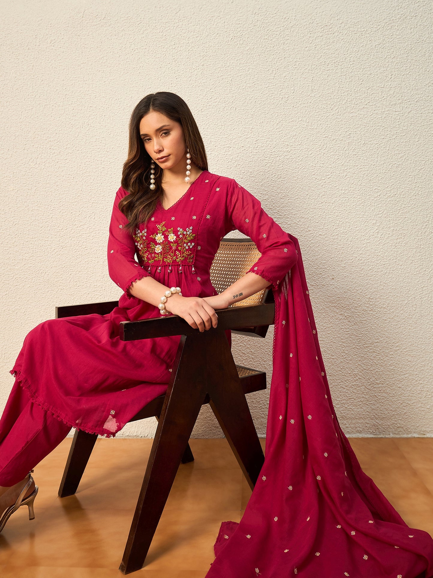 Women Floral Embroidered Empire Thread Work Kurta with Trousers & With Dupatta