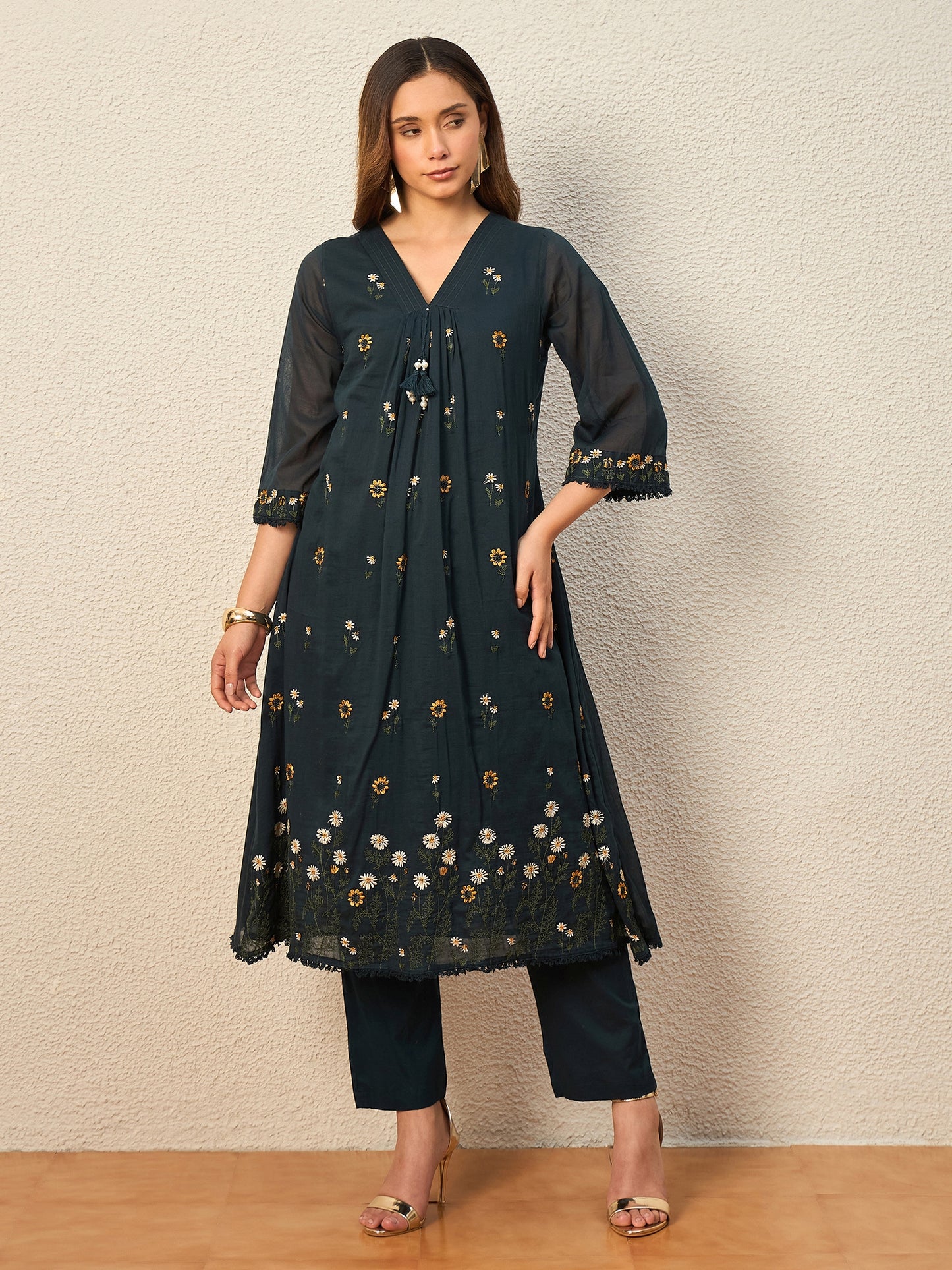 Women Floral Embroidered Regular Thread Work Kurta with Trousers & With Dupatta