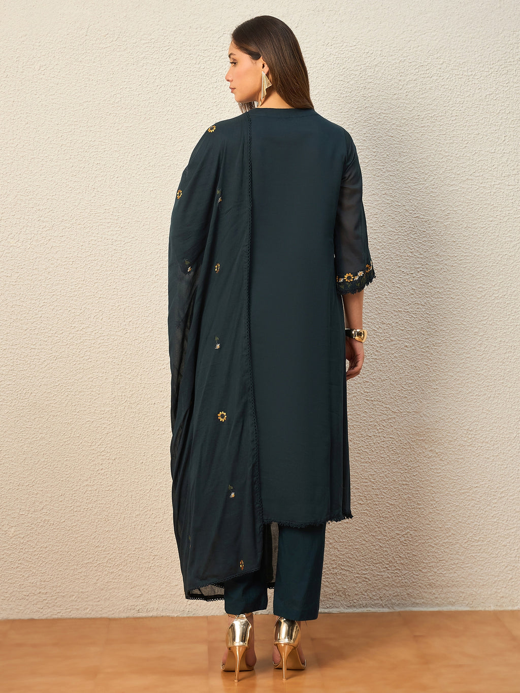 Women Floral Embroidered Regular Thread Work Kurta with Trousers & With Dupatta